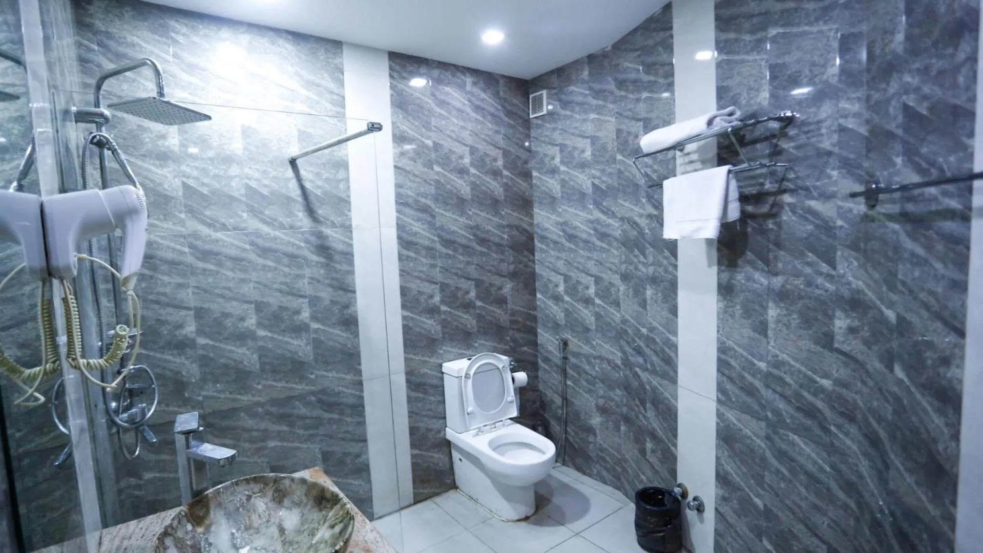 Shower in Nemi Museum Hotel Baku Nz