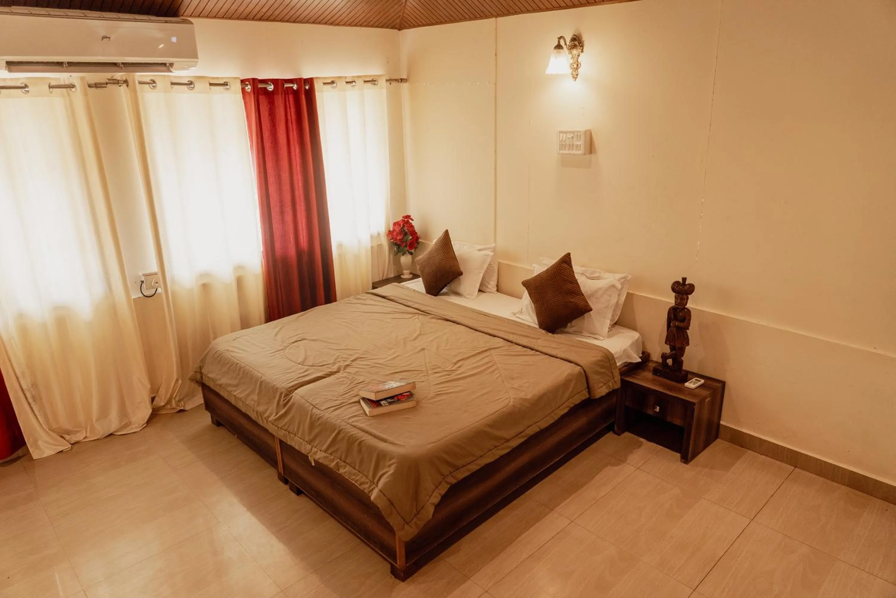 Bedroom, Bed in Wild Woods Tiger Resort