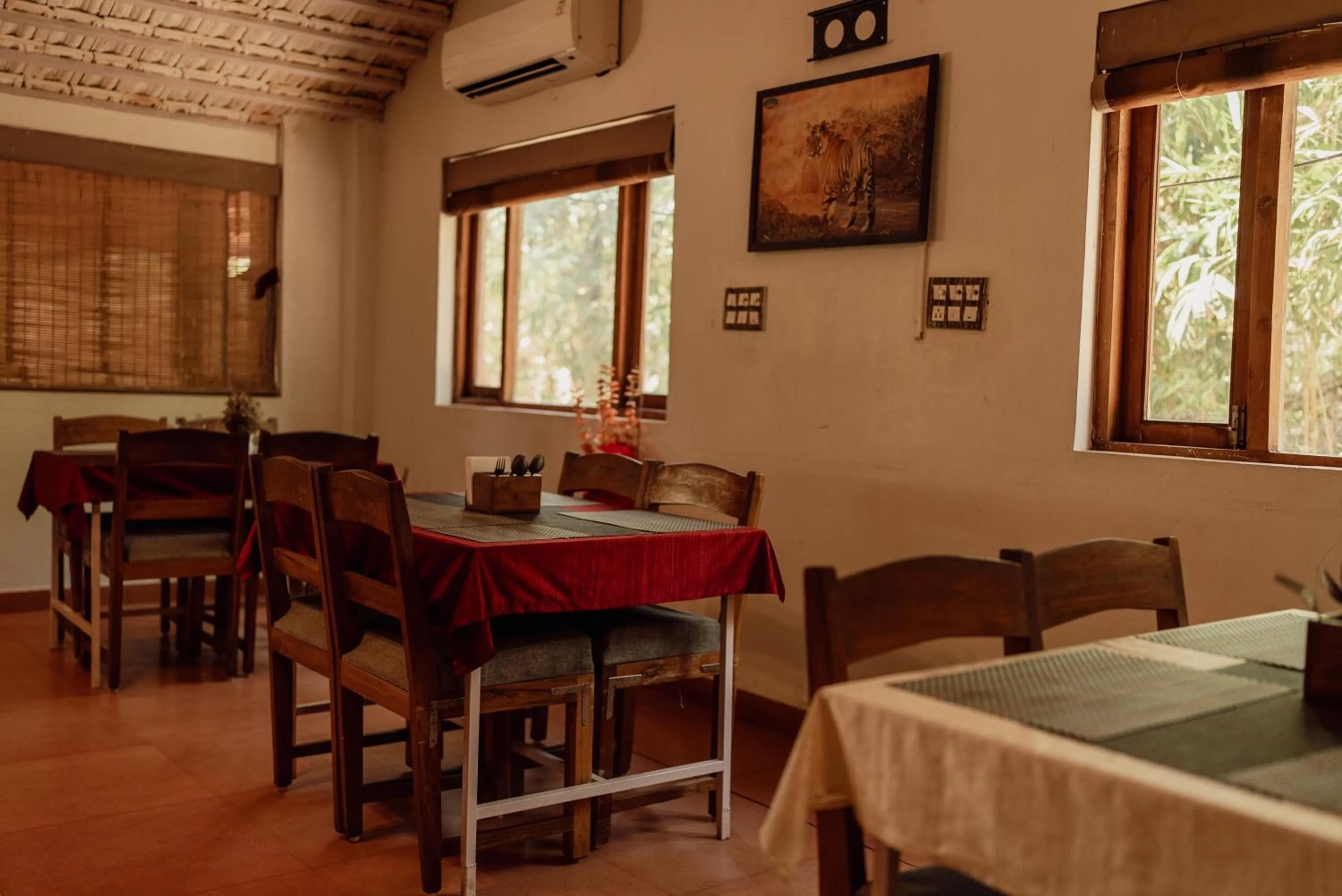 Restaurant/places to eat in Wild Woods Tiger Resort
