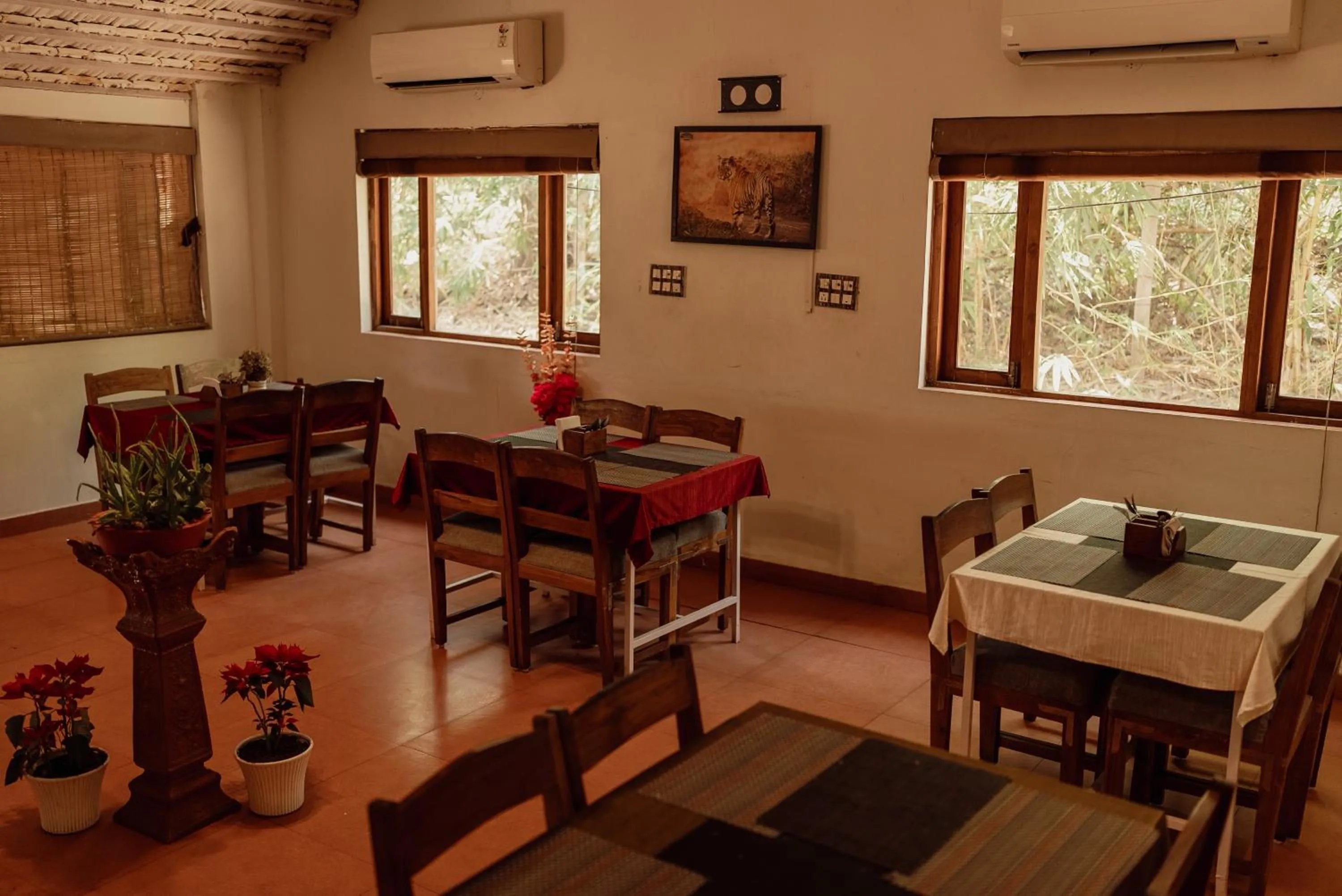 Restaurant/places to eat in Wild Woods Tiger Resort