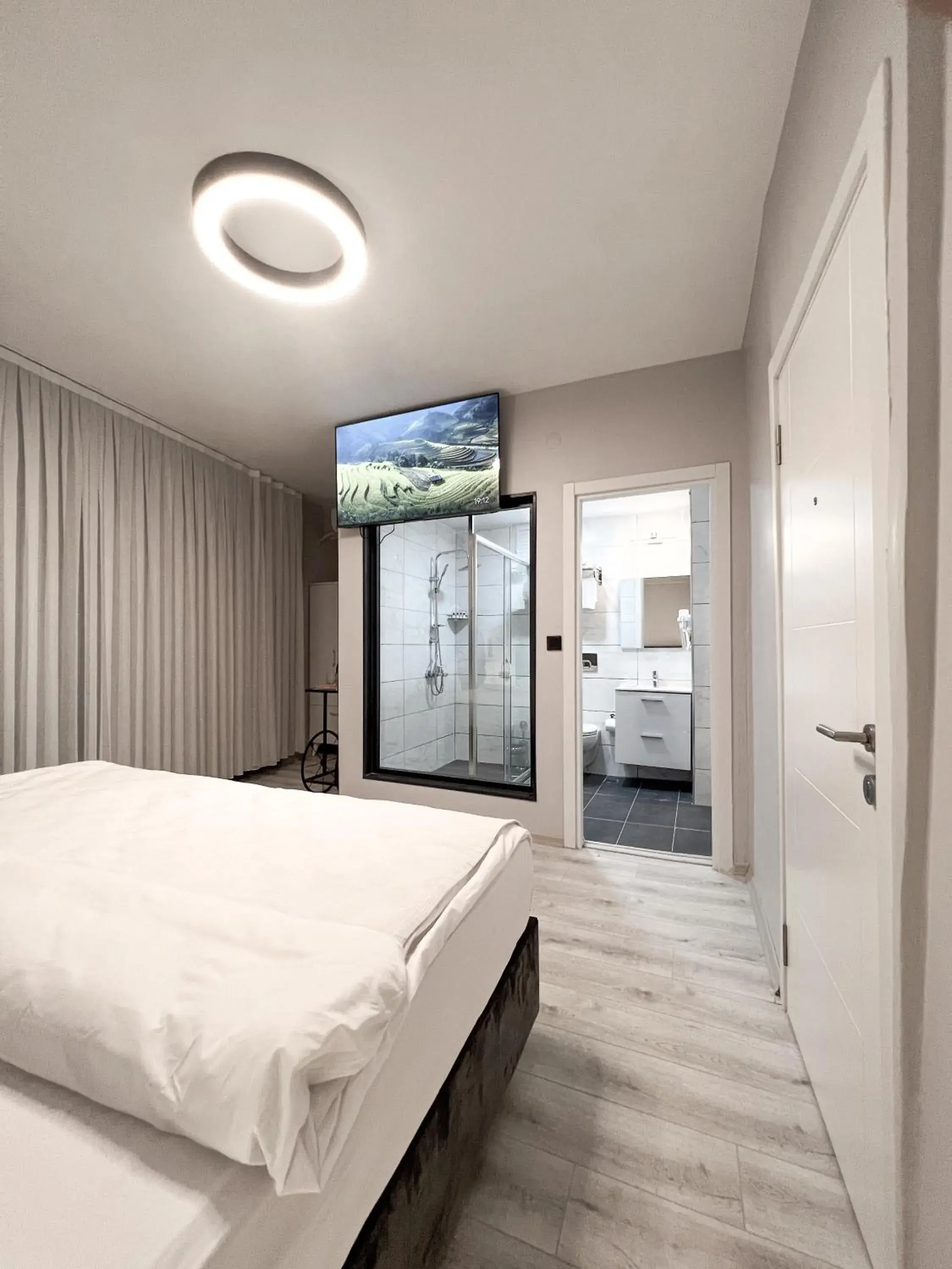 Shower, Bed in Galata Inn Hotel Shower, Bed in Galata Inn Hotel