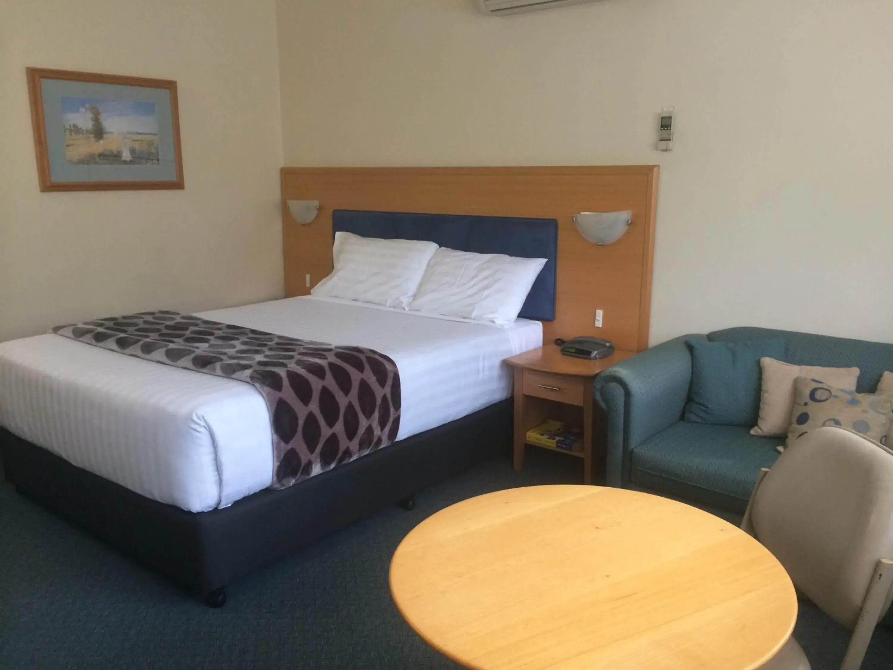 Standard Queen Room in Park Motor Inn Standard Queen Room in Park Motor Inn