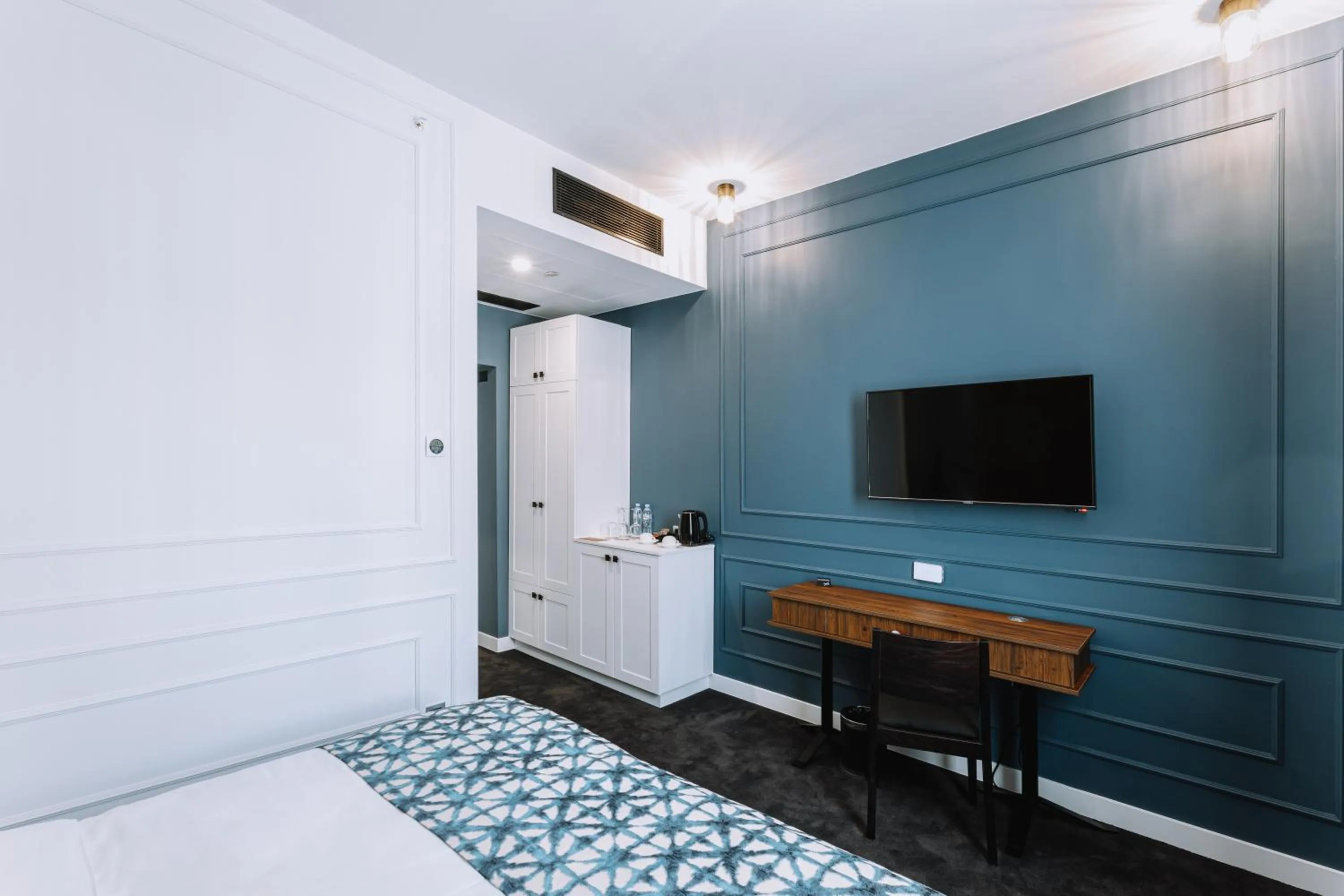 TV and multimedia, Bed in Hotel Twenties Tbilisi - Stay & Dine