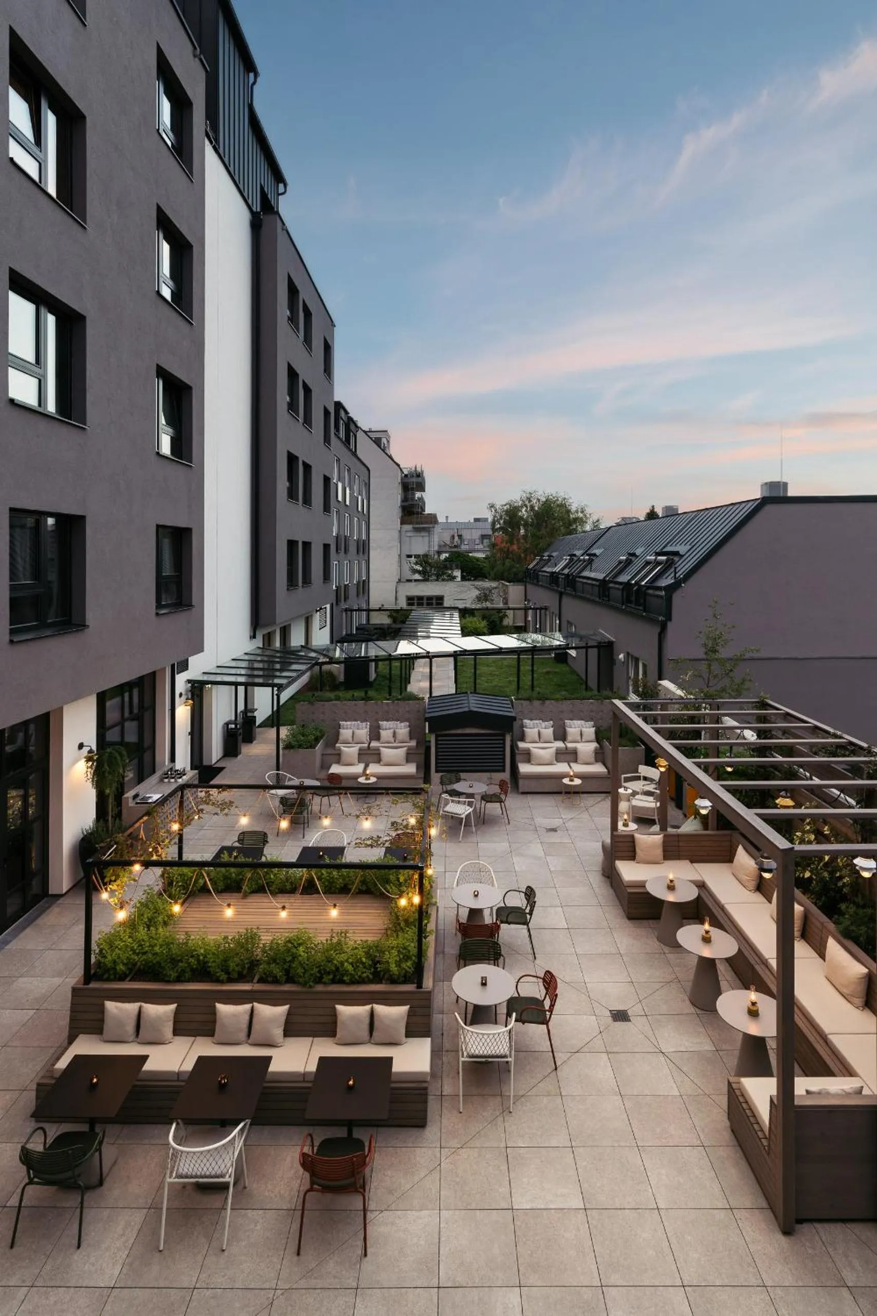 Garden in Hotel Schani UNO City