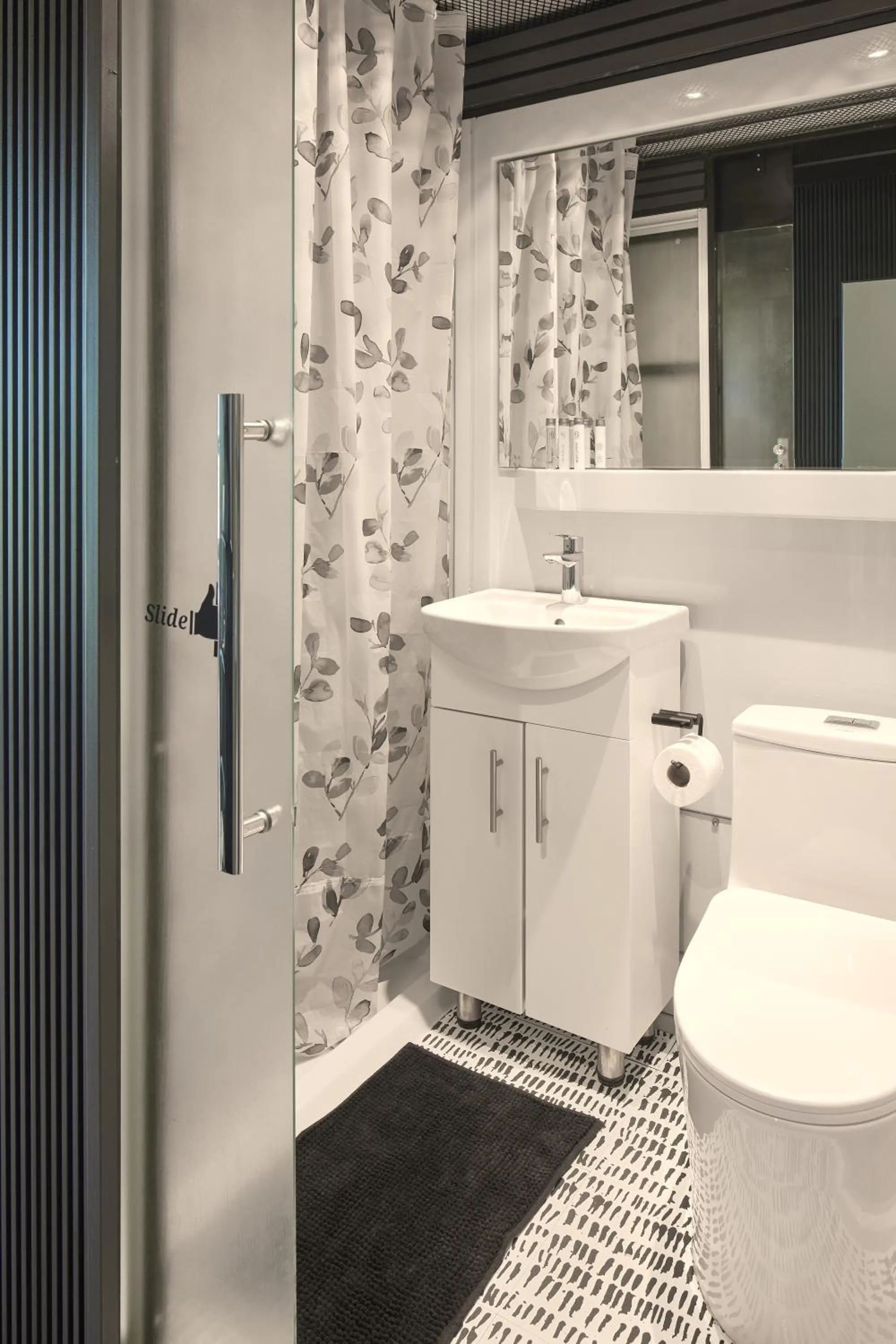 Toilet in Cargo88 Hotel