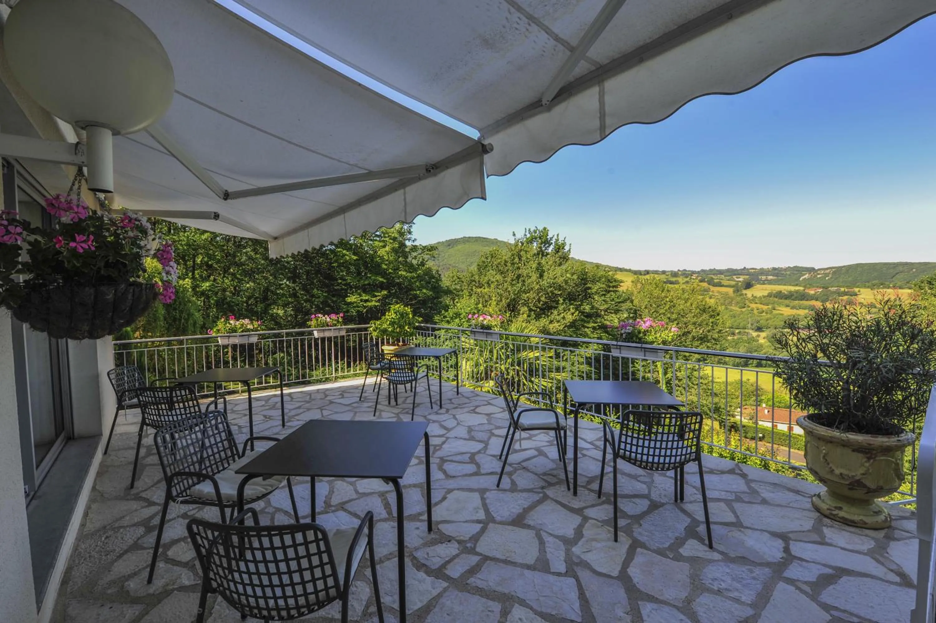 Restaurant/places to eat in Villa Ric
