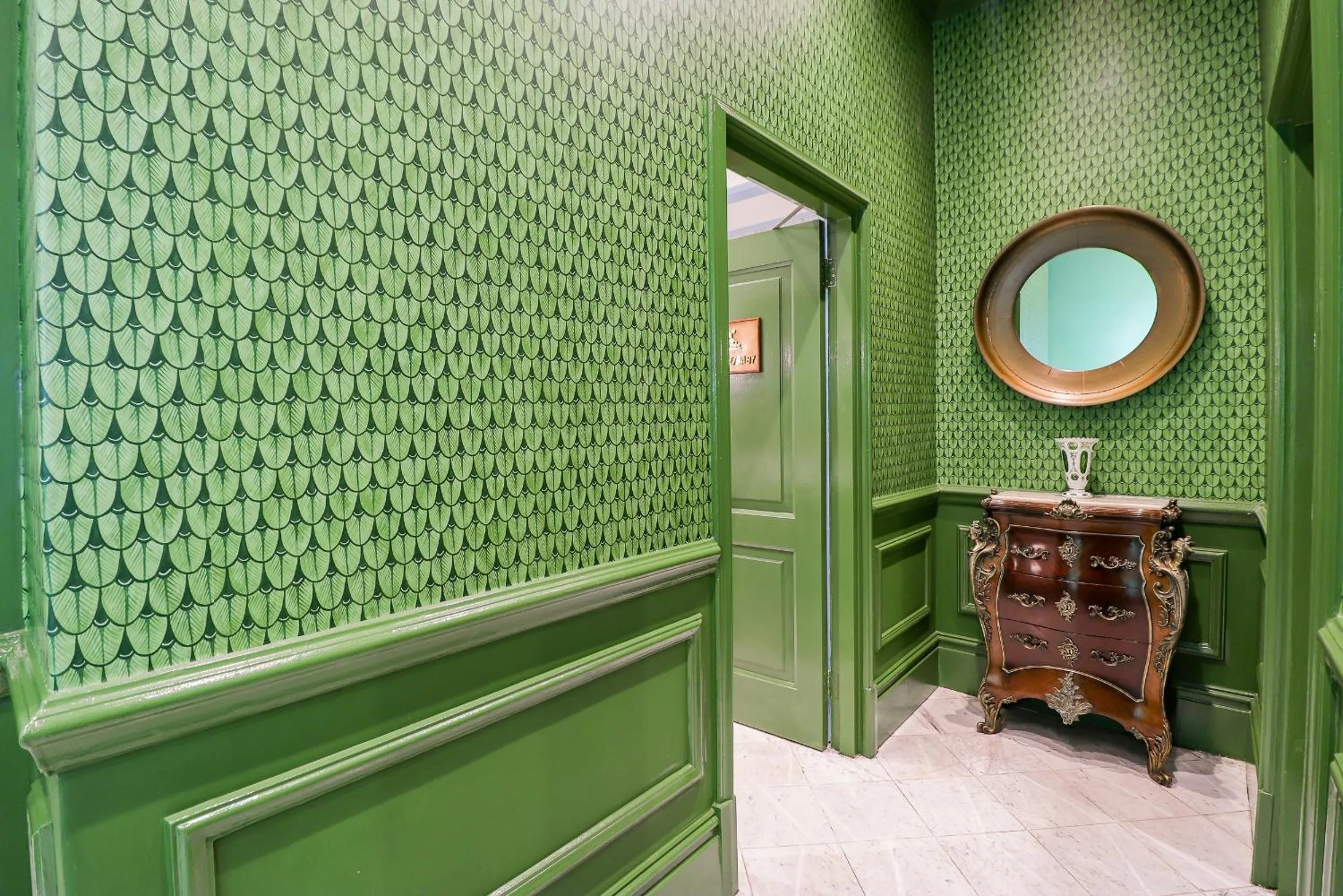 Public Bath in The Monarch Hotel