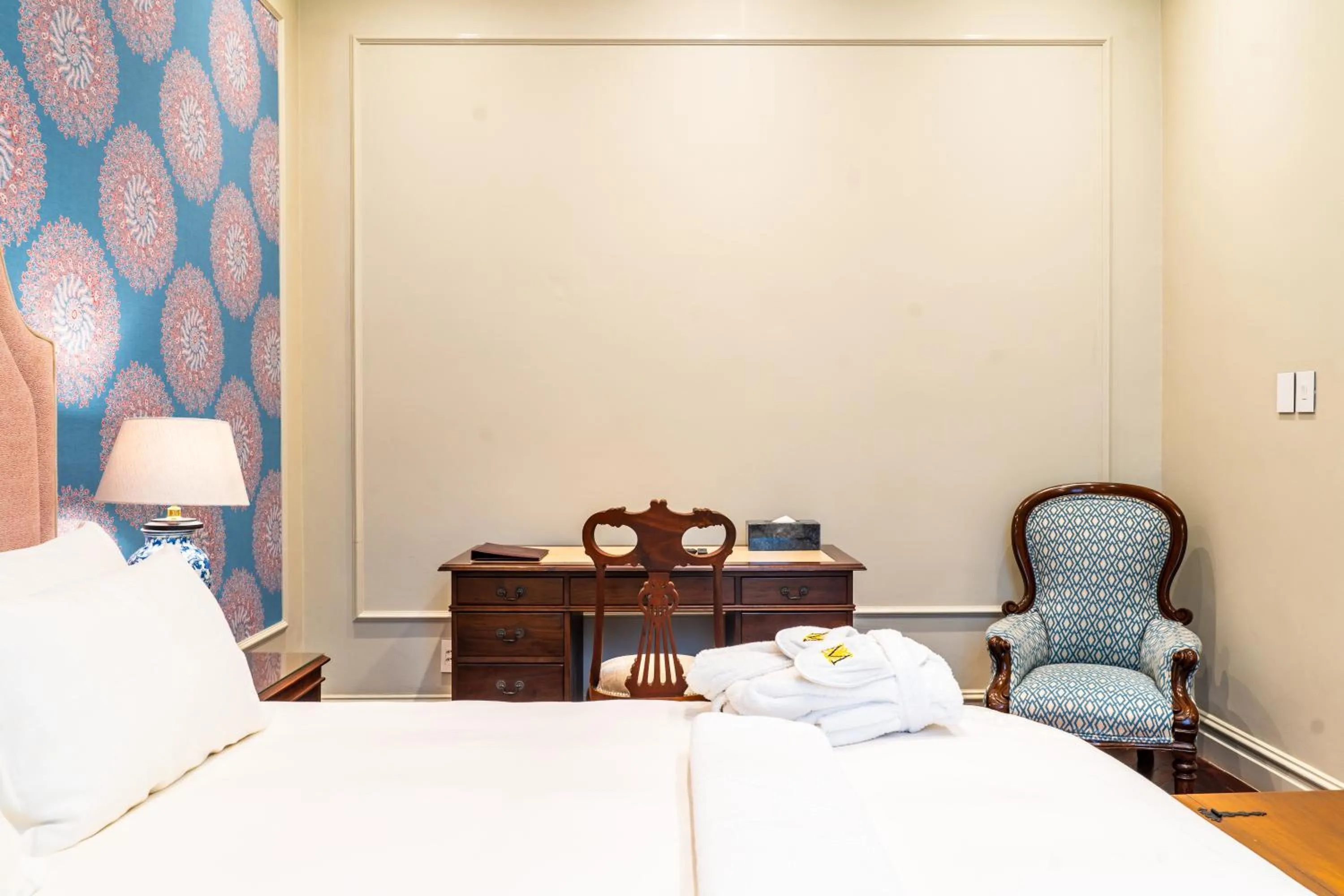 Seating area, Bed in The Monarch Hotel