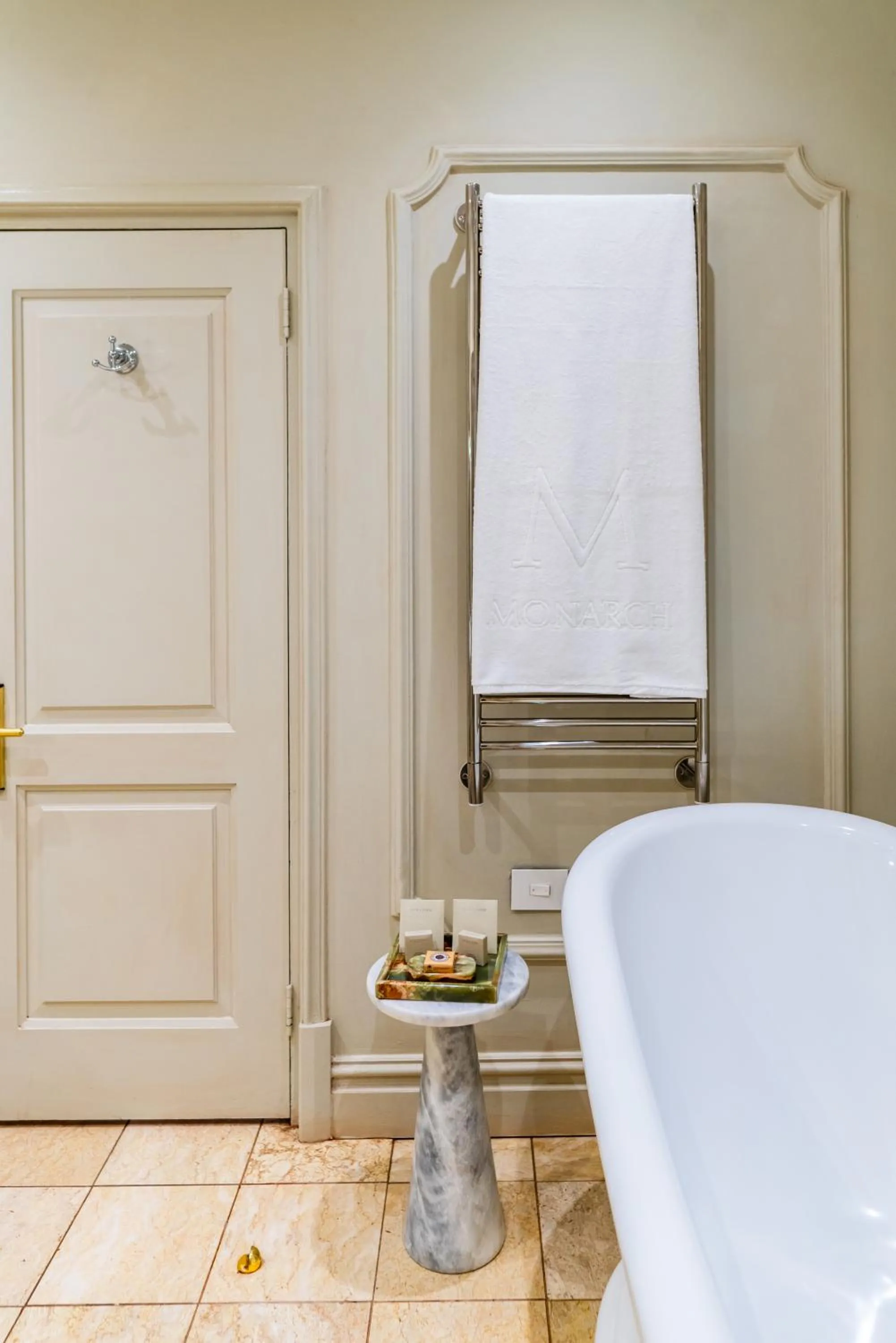 Bathroom, Bed in The Monarch Hotel