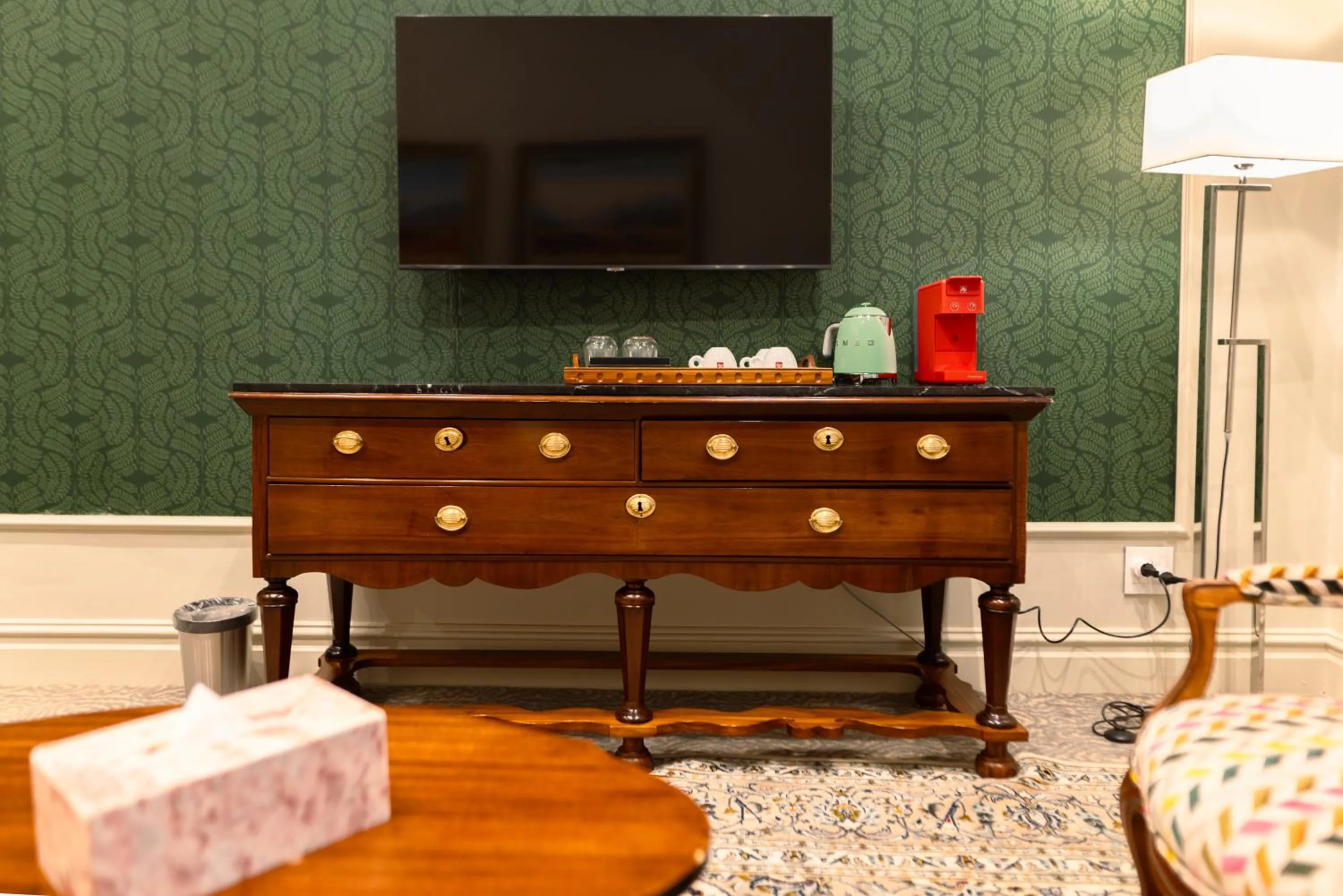 Communal lounge/ TV room in The Monarch Hotel