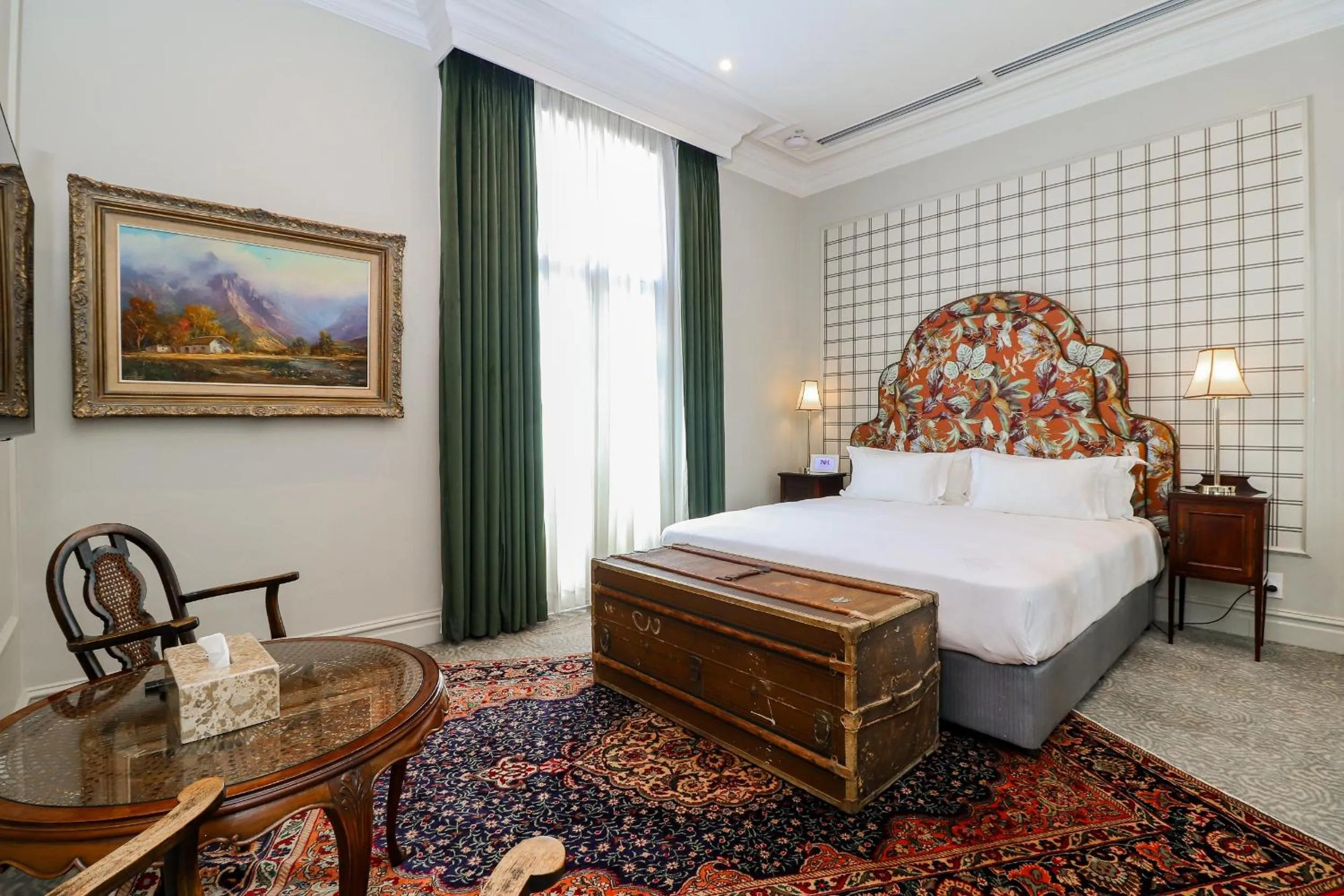 Photo of the whole room, Bed in The Monarch Hotel