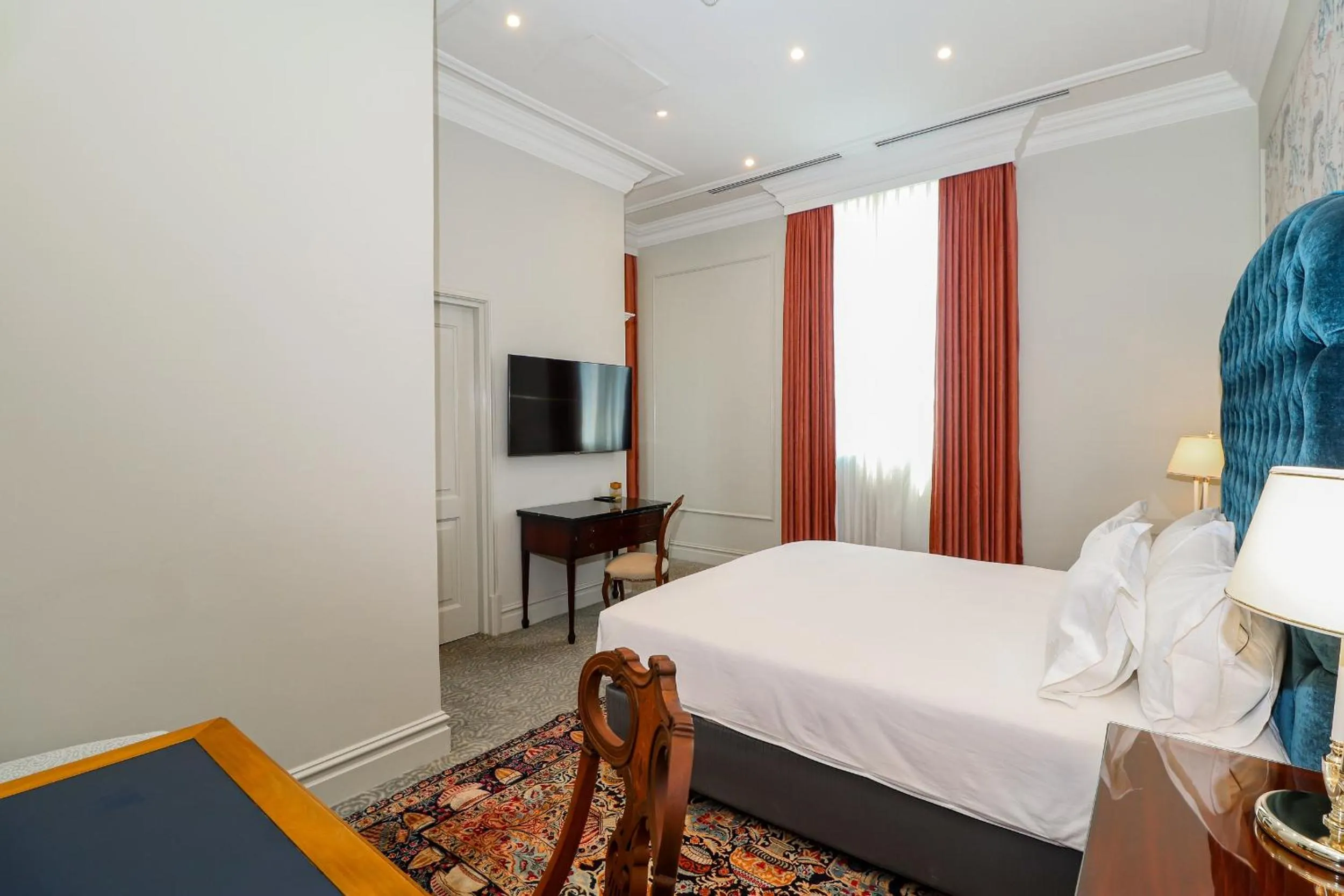 Photo of the whole room, Bed in The Monarch Hotel