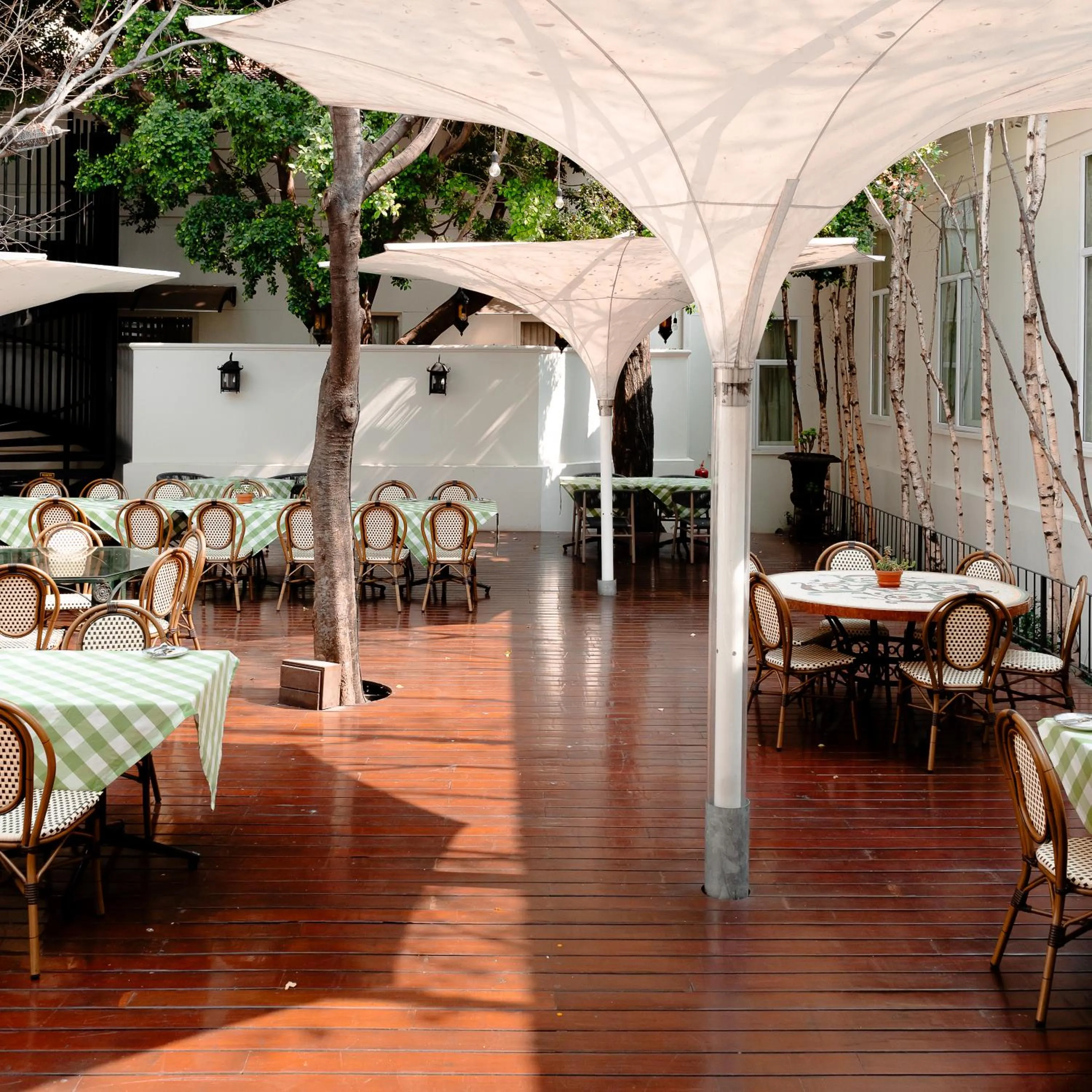 Restaurant/places to eat in The Monarch Hotel