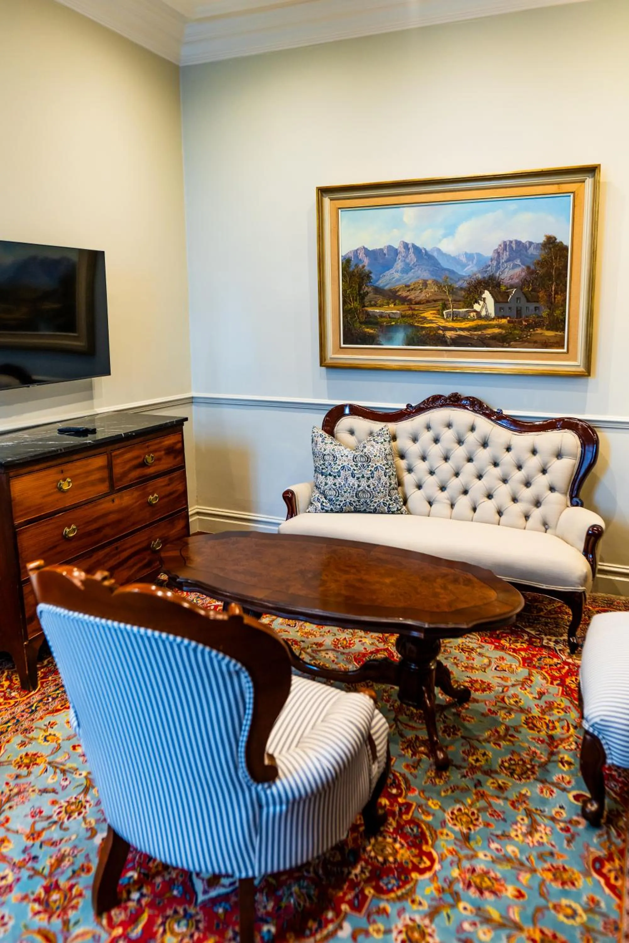 Communal lounge/ TV room in The Monarch Hotel