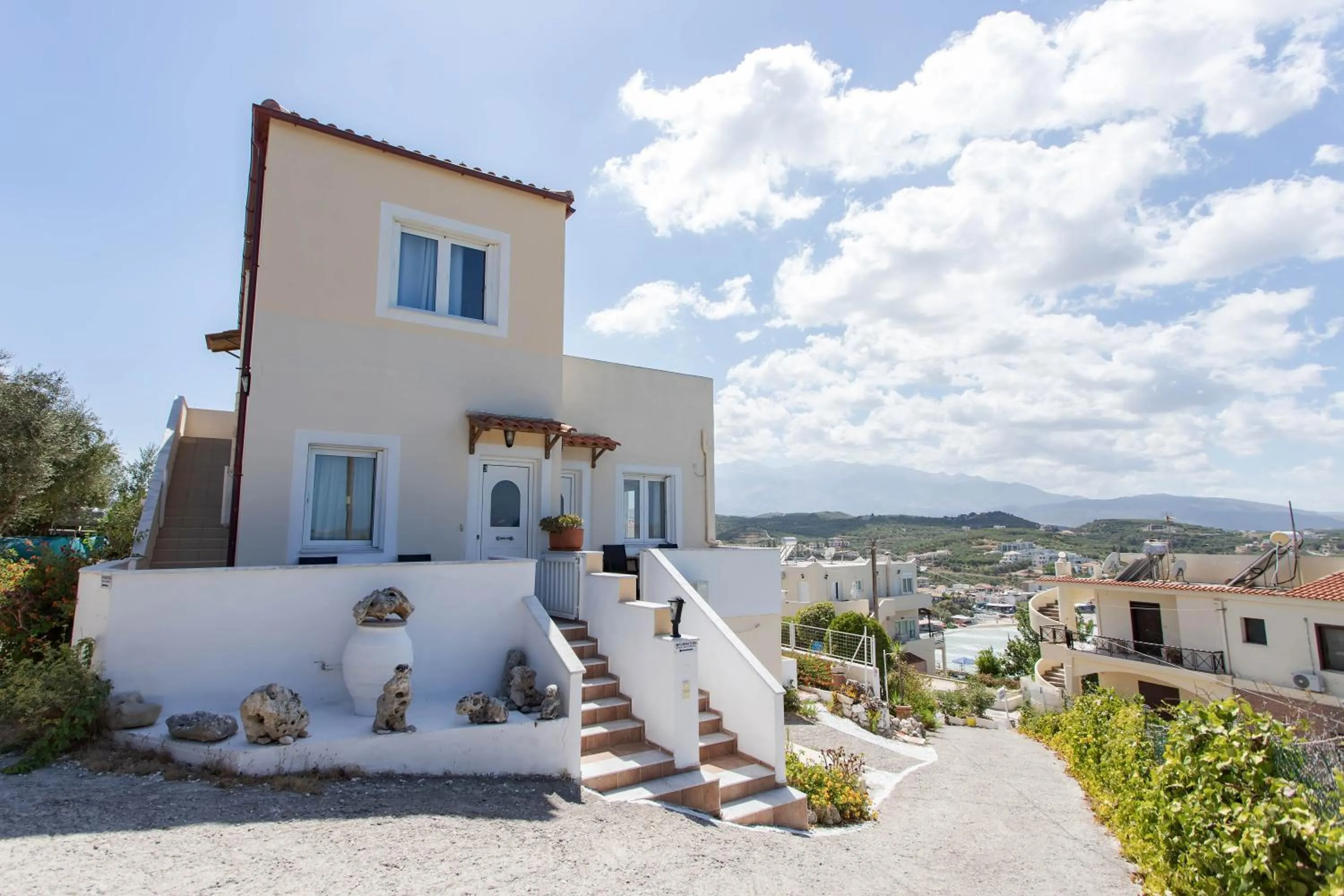 Facade/entrance in Manos Apartments