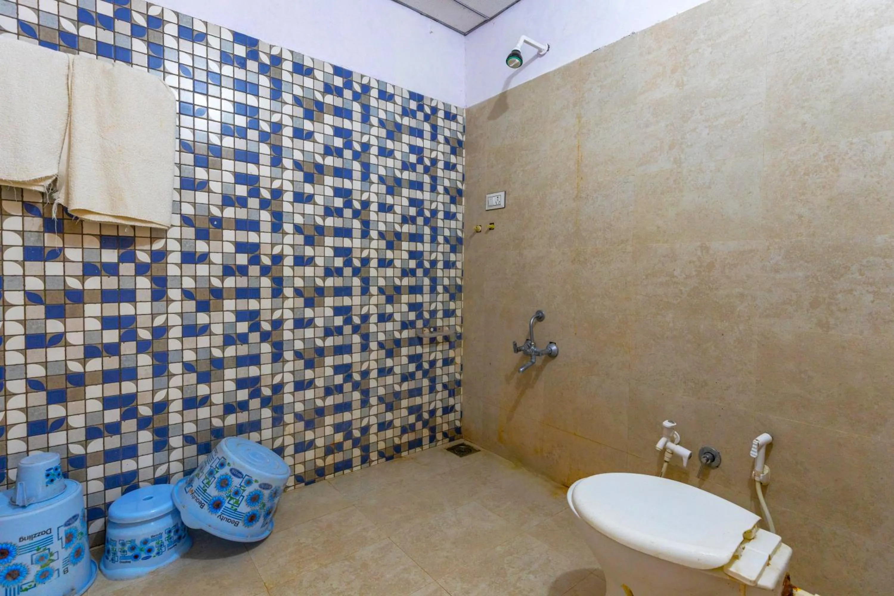 Shower in AamraKunj Gir Resort