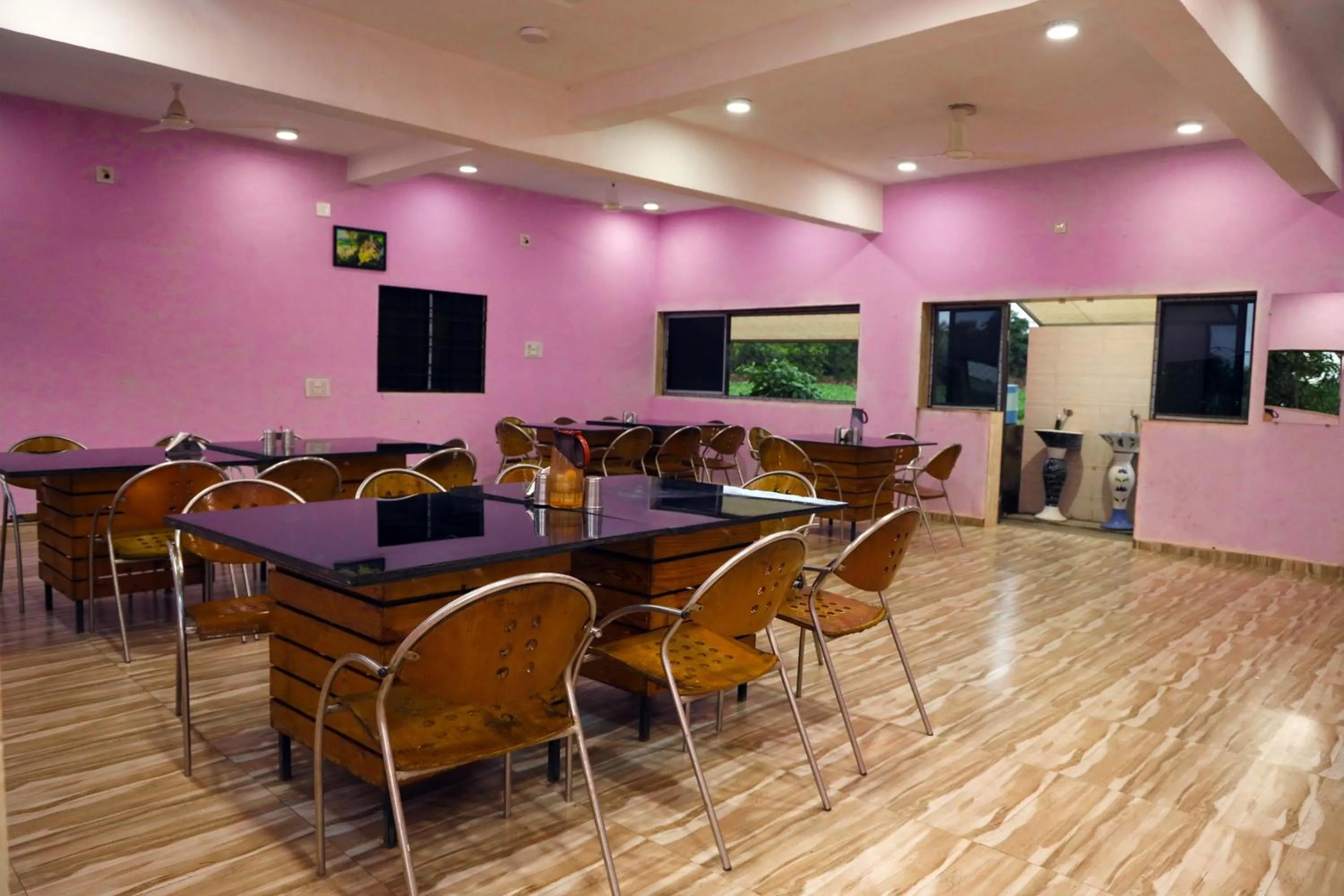 Restaurant/places to eat in AamraKunj Gir Resort