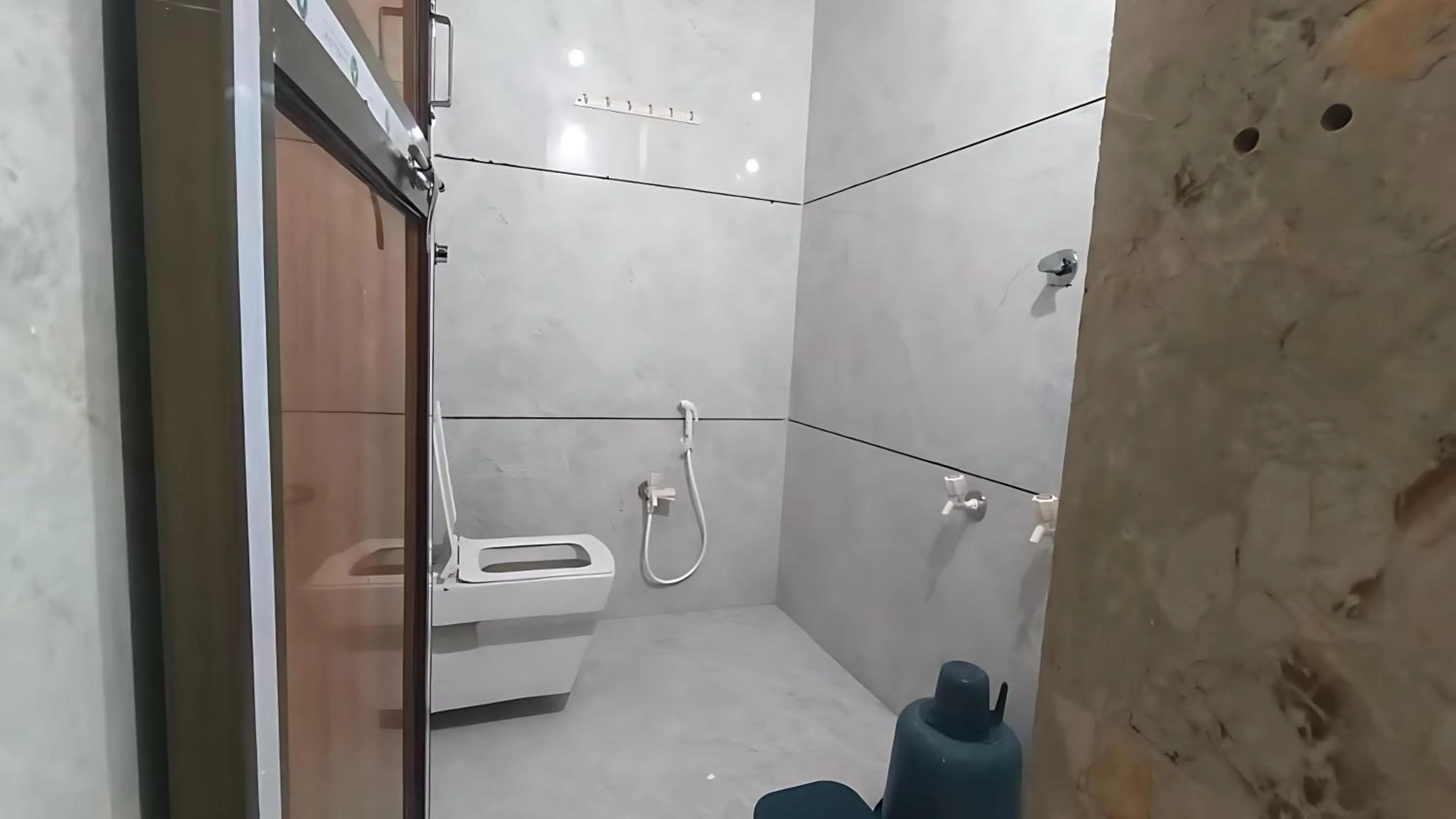 Shower in AamraKunj Gir Resort