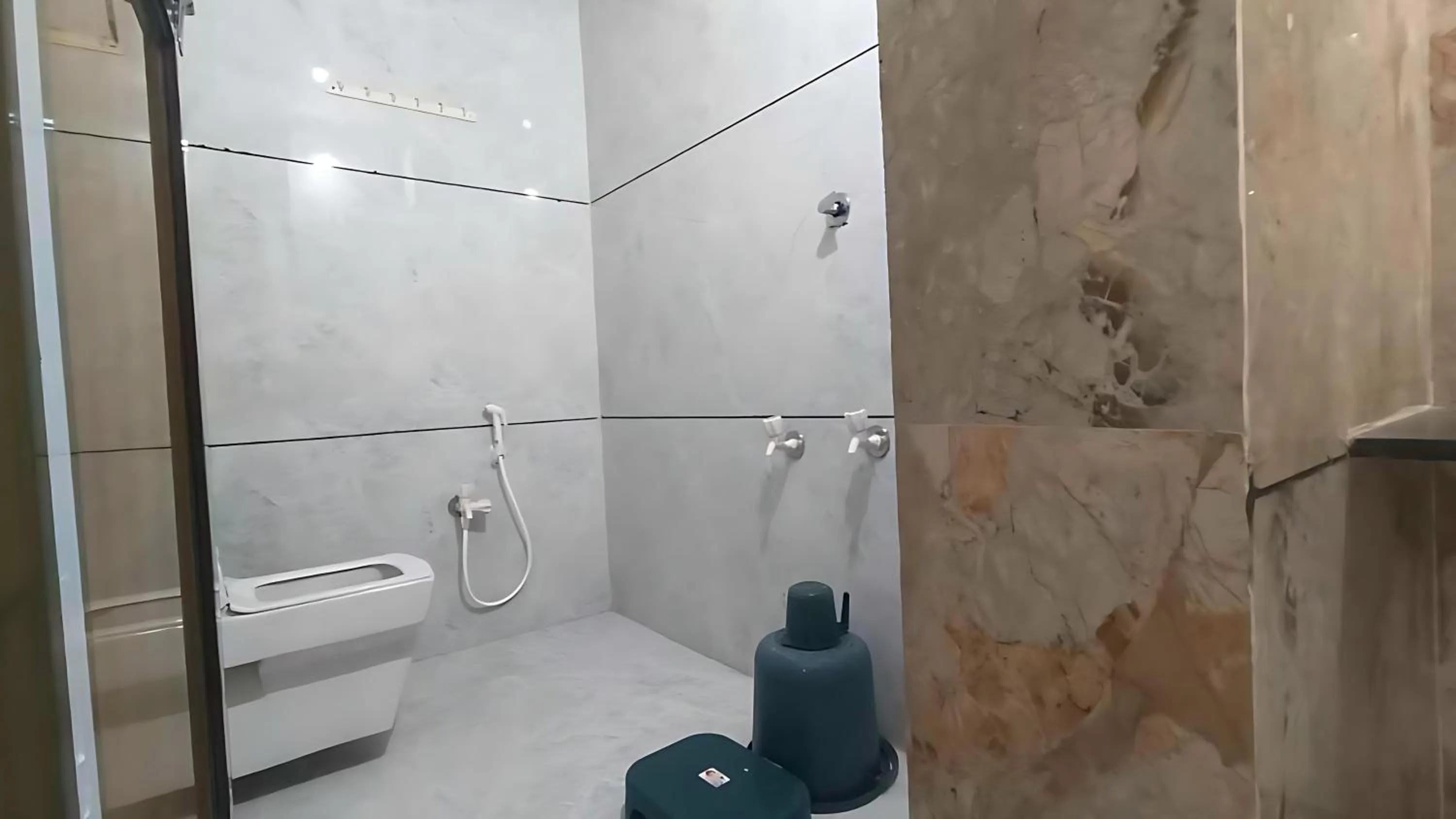 Bathroom in AamraKunj Gir Resort