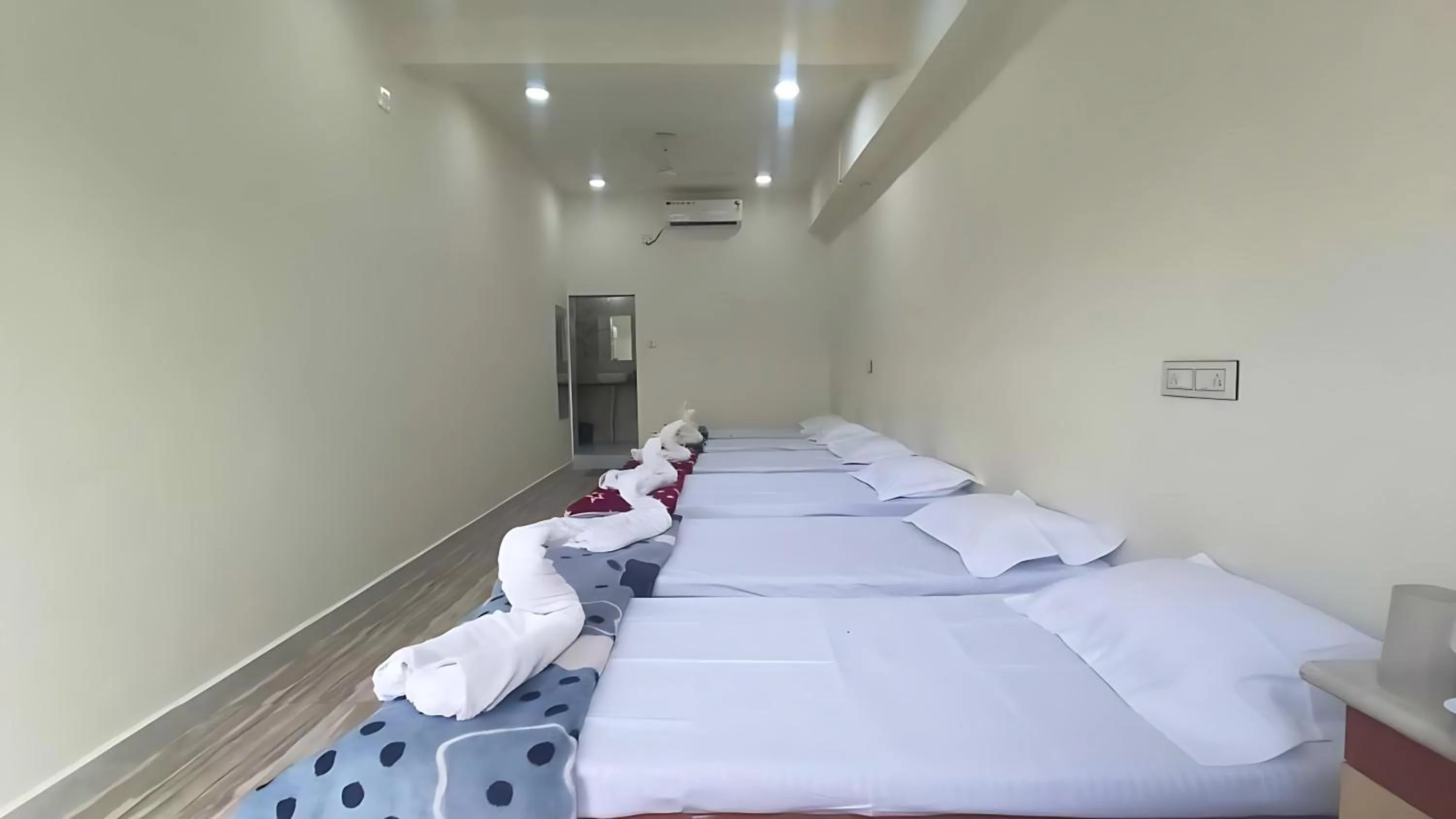 Bed in AamraKunj Gir Resort