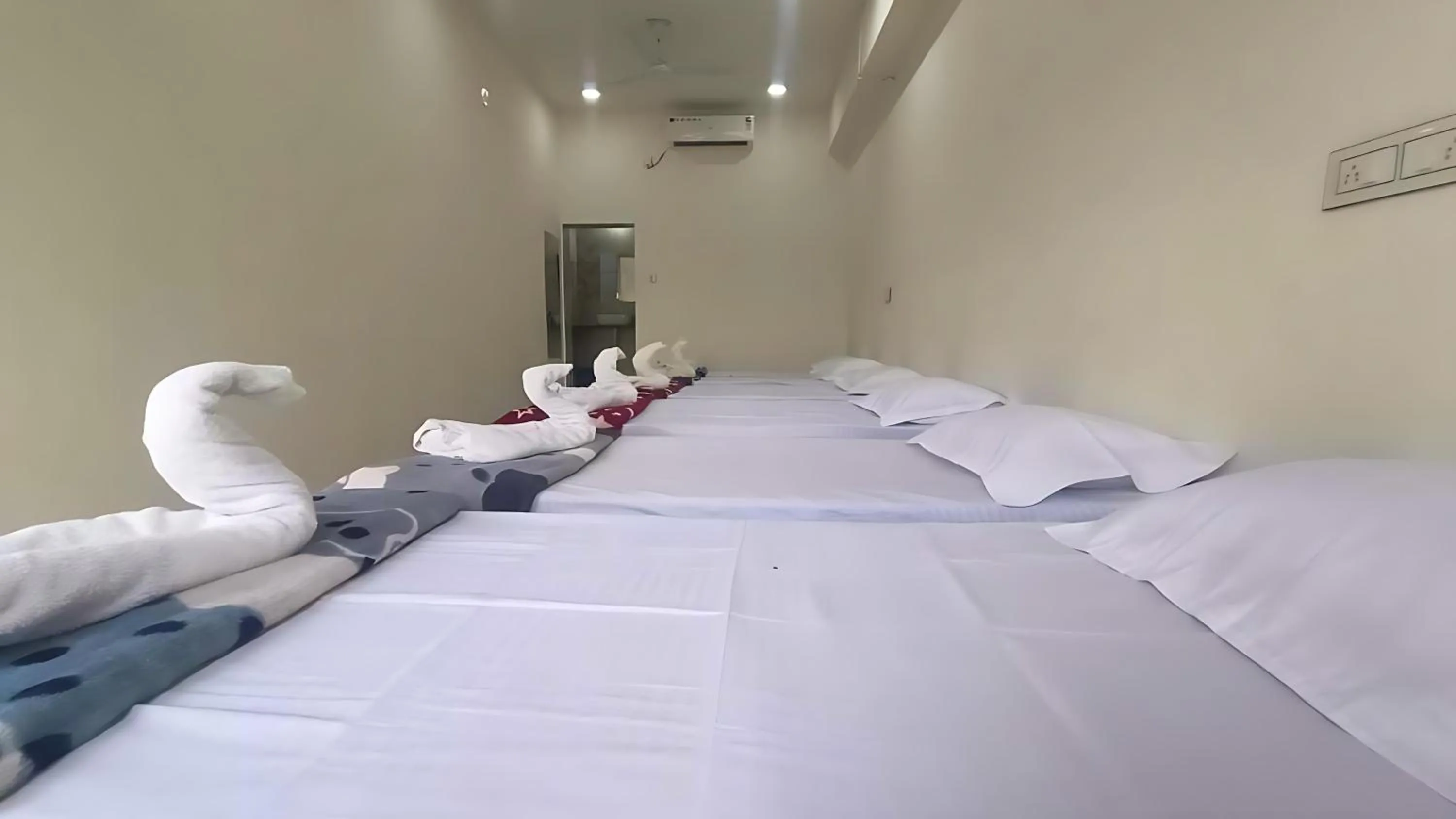 Bed in AamraKunj Gir Resort