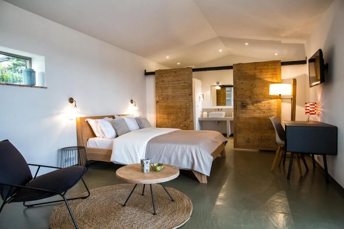 Bedroom in Hotel Les Chambres de Mila Bonifacio