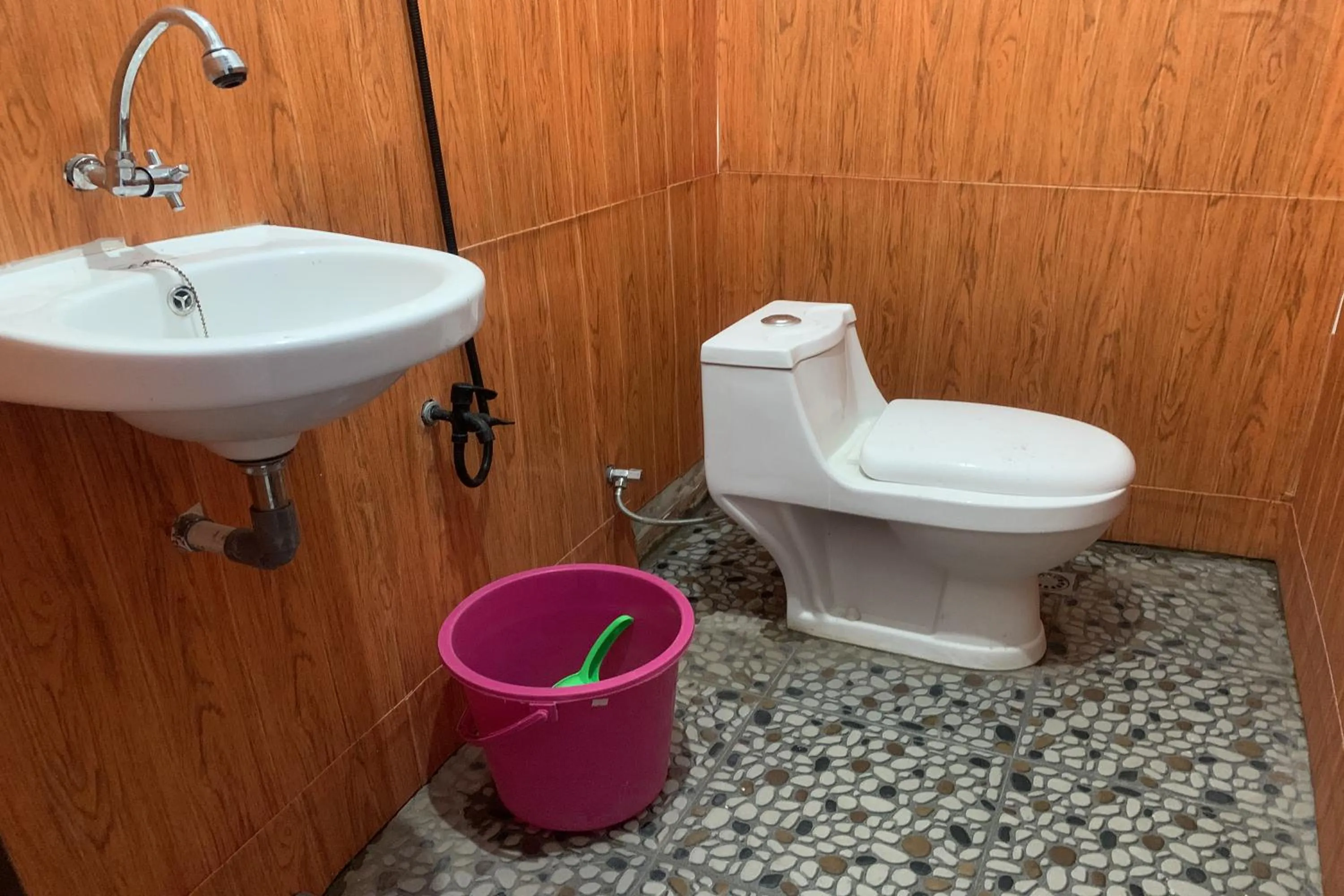 Toilet in Mozza guest house