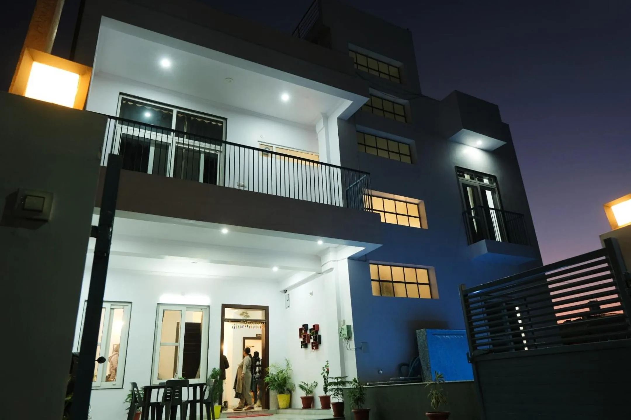 Facade/entrance in Villa Tha Gadh Bansiya