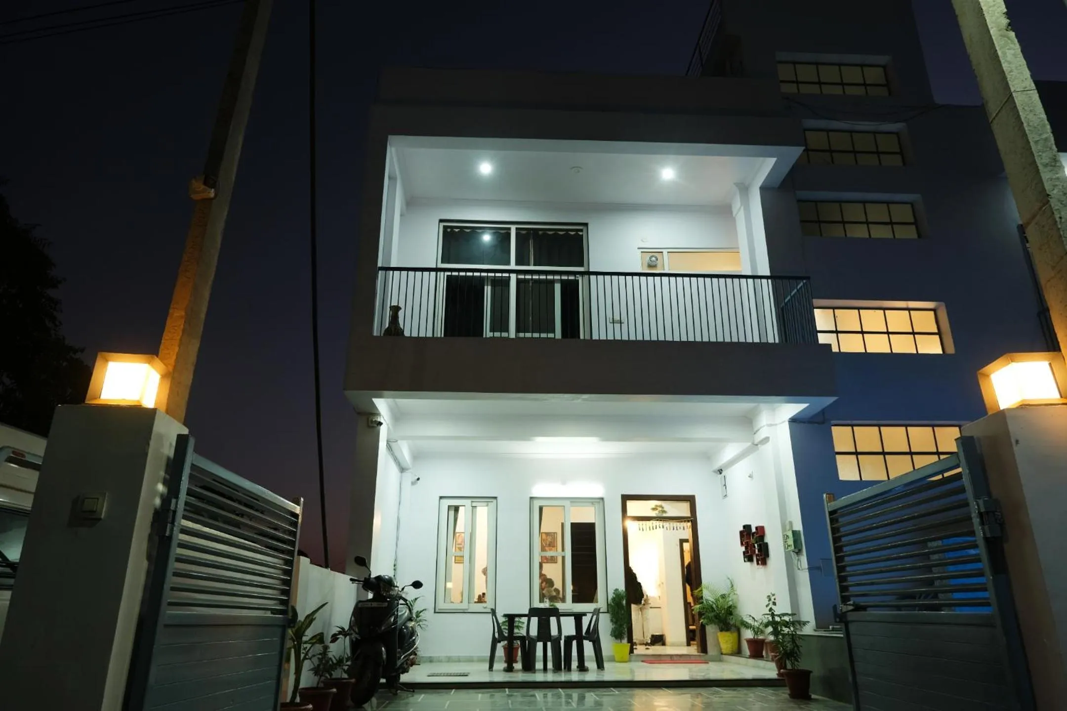 Facade/entrance in Villa Tha Gadh Bansiya