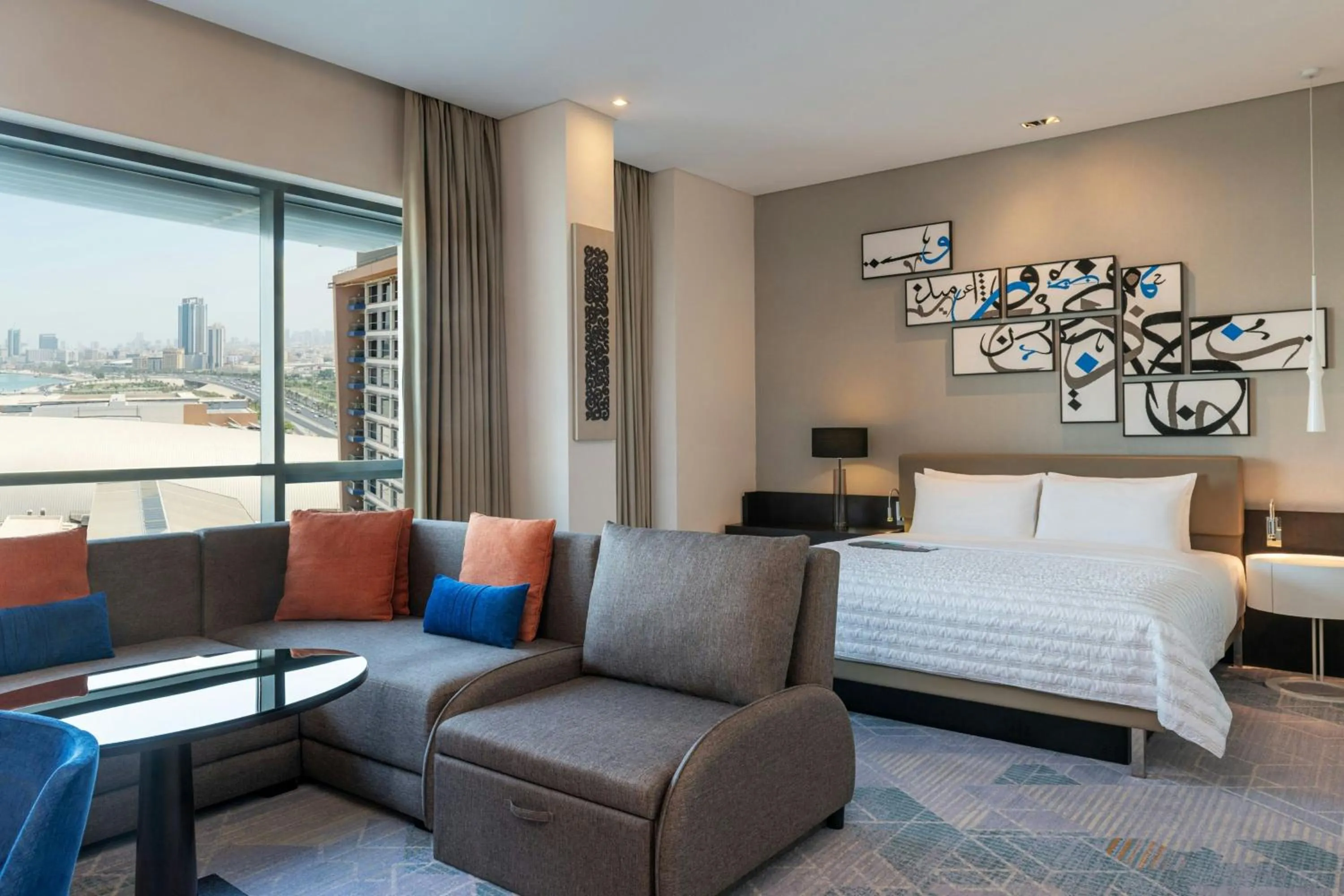 Lounge or bar, Bed in Le Meridien City Centre Bahrain