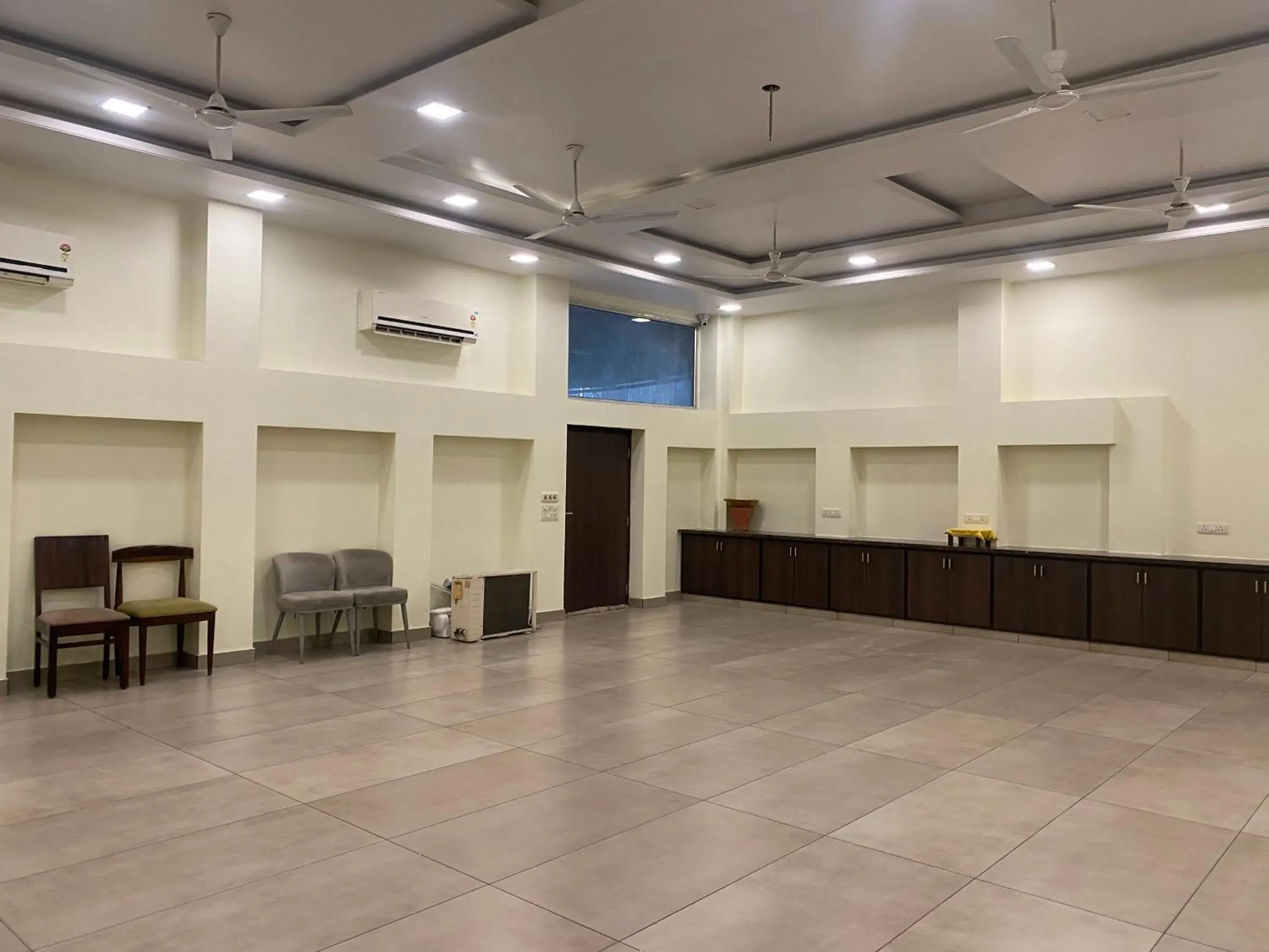 Restaurant/places to eat in Hotel Cedar Restaurant/places to eat in Hotel Cedar