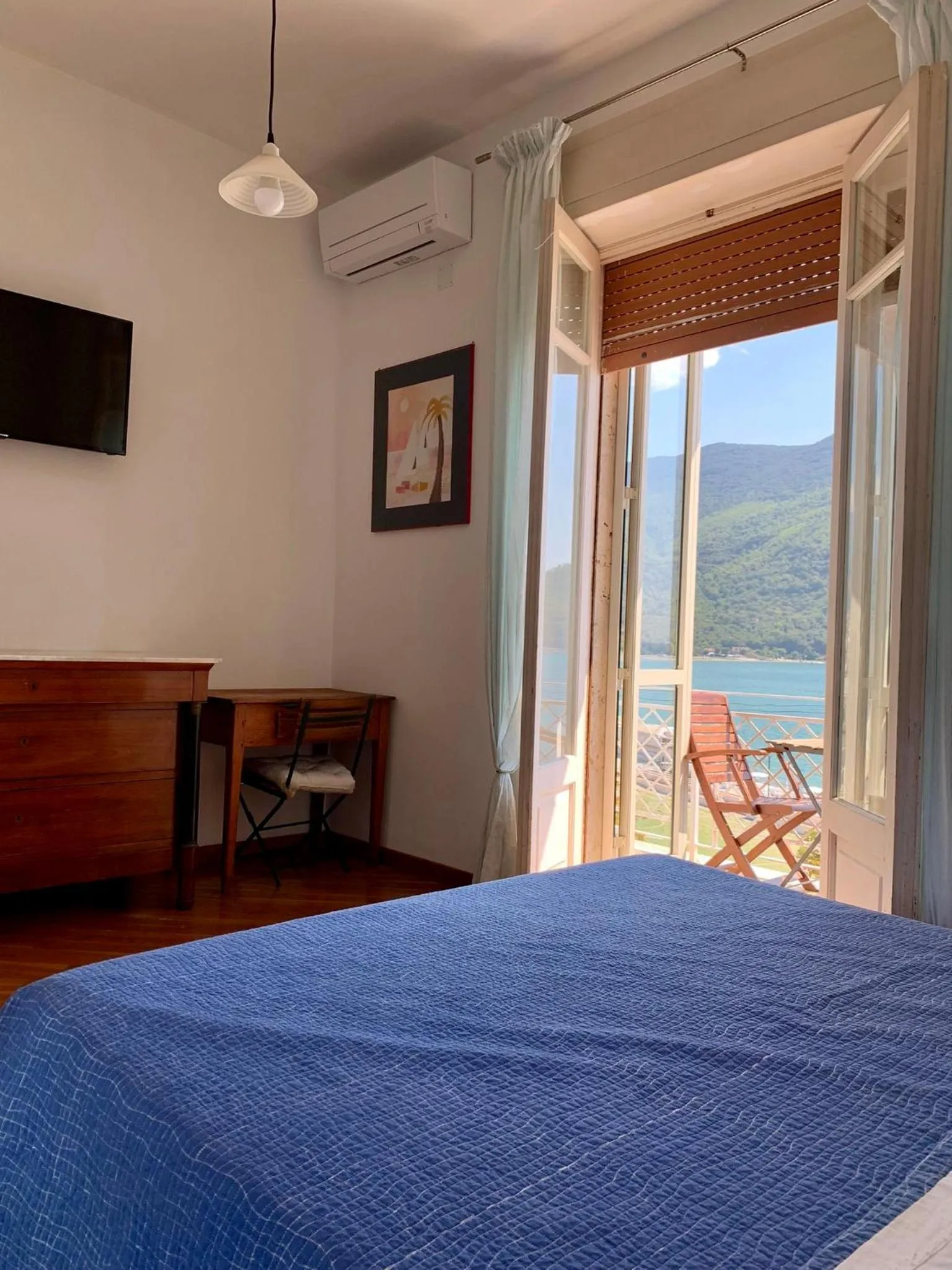 Bedroom, Bed in Mare Blu