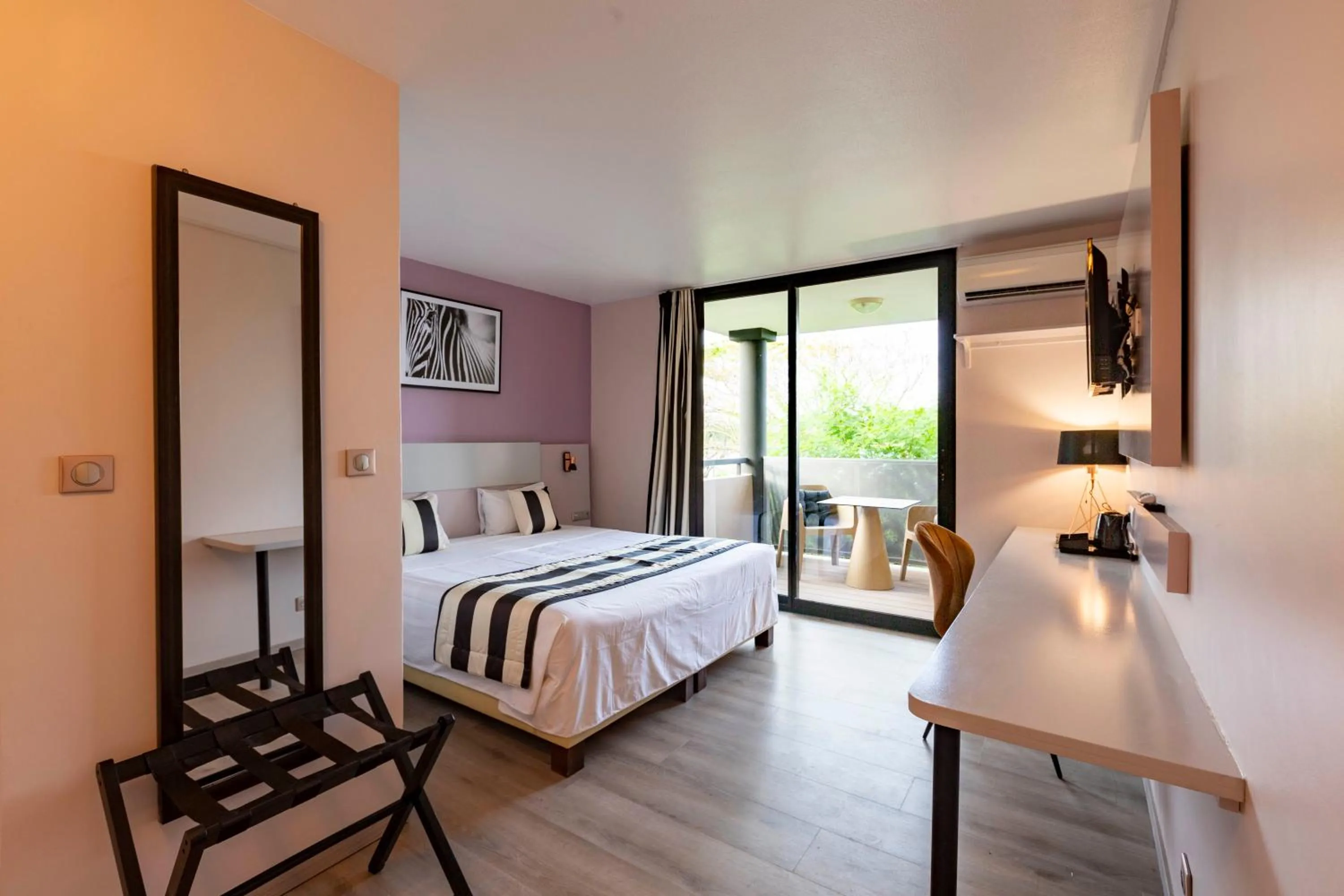 Photo of the whole room, Bed in Hotel Atlantis