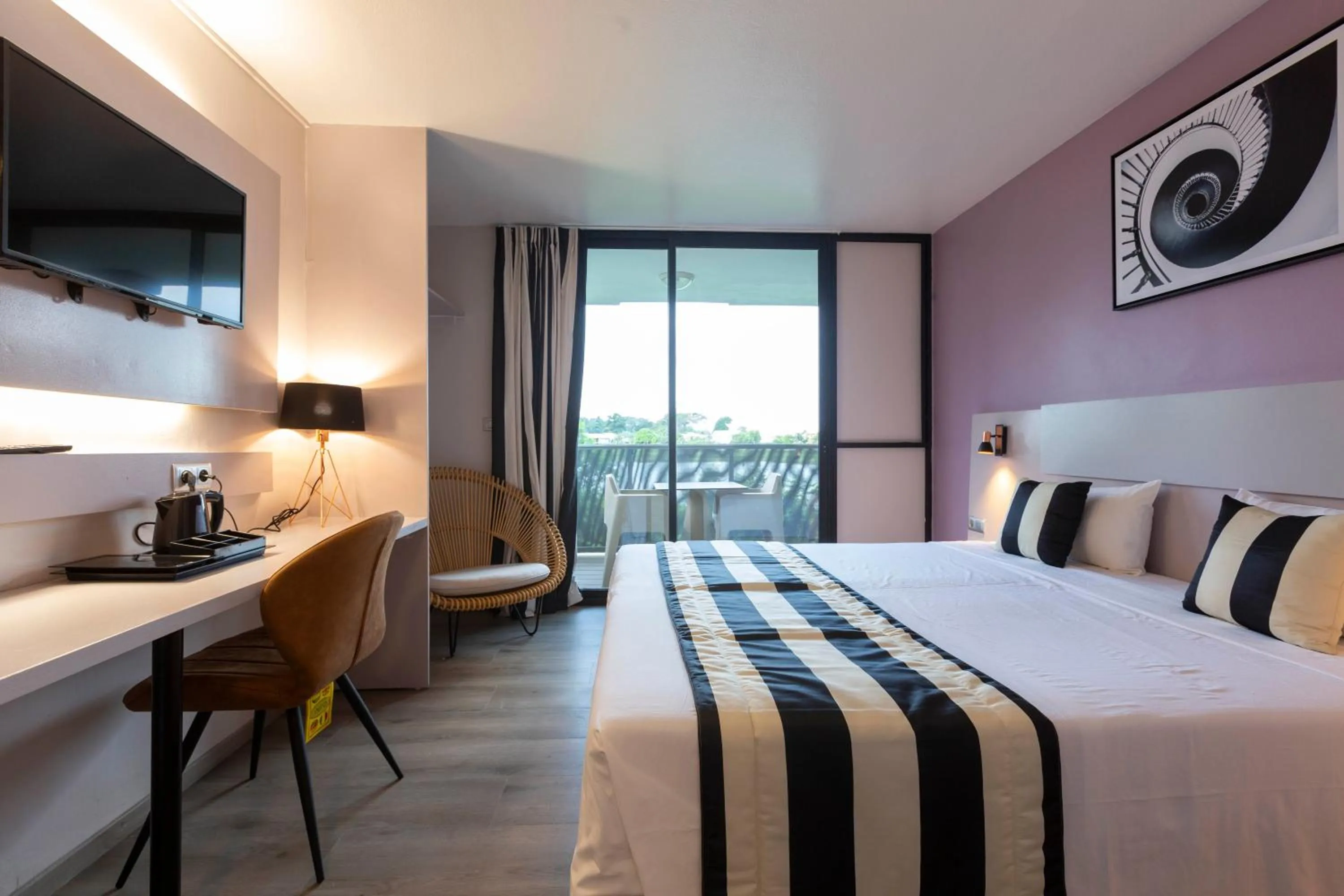 Photo of the whole room, Bed in Hotel Atlantis