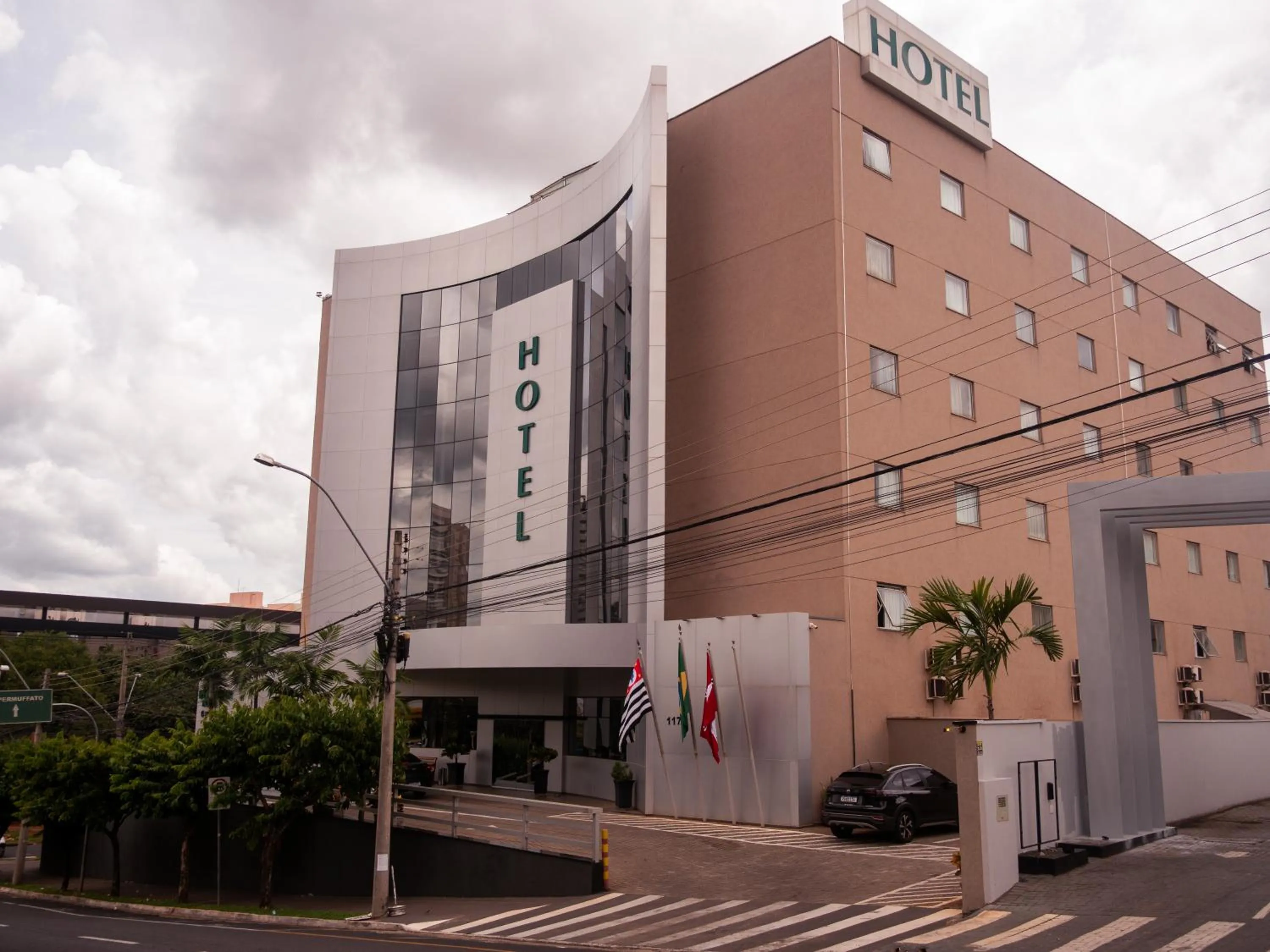 Facade/entrance in Ipe Center Hotel