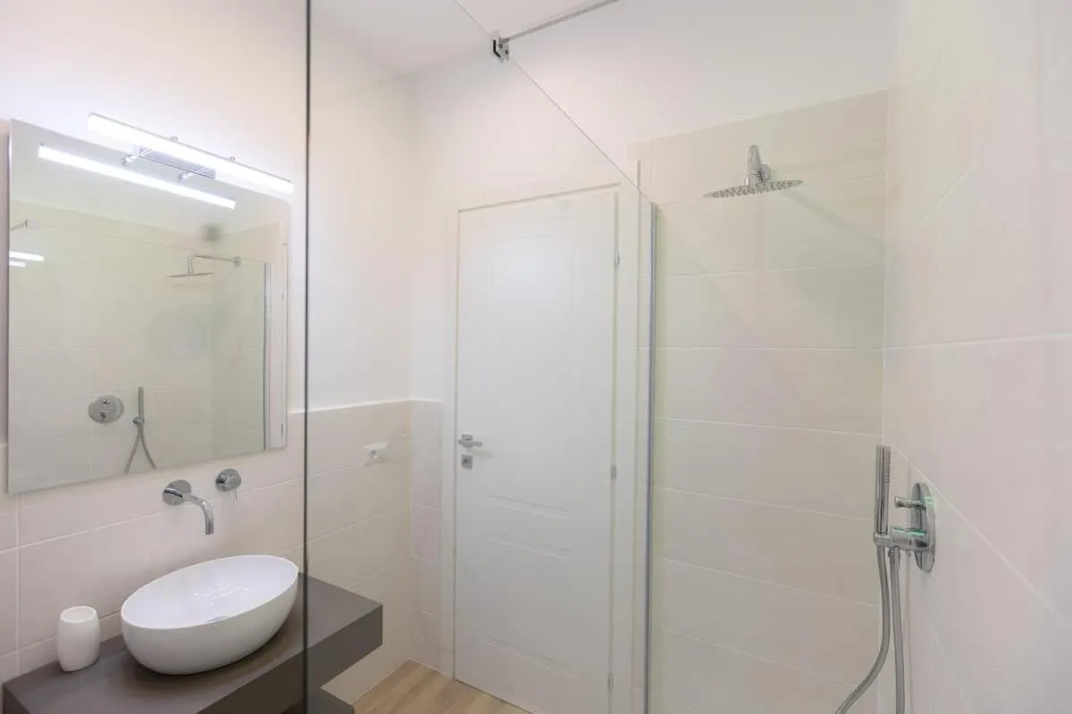 Colosseum Holidays - Three-Bedroom Apartment