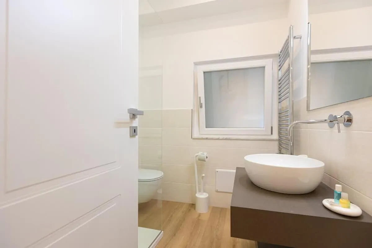 Colosseum Holidays - Three-Bedroom Apartment