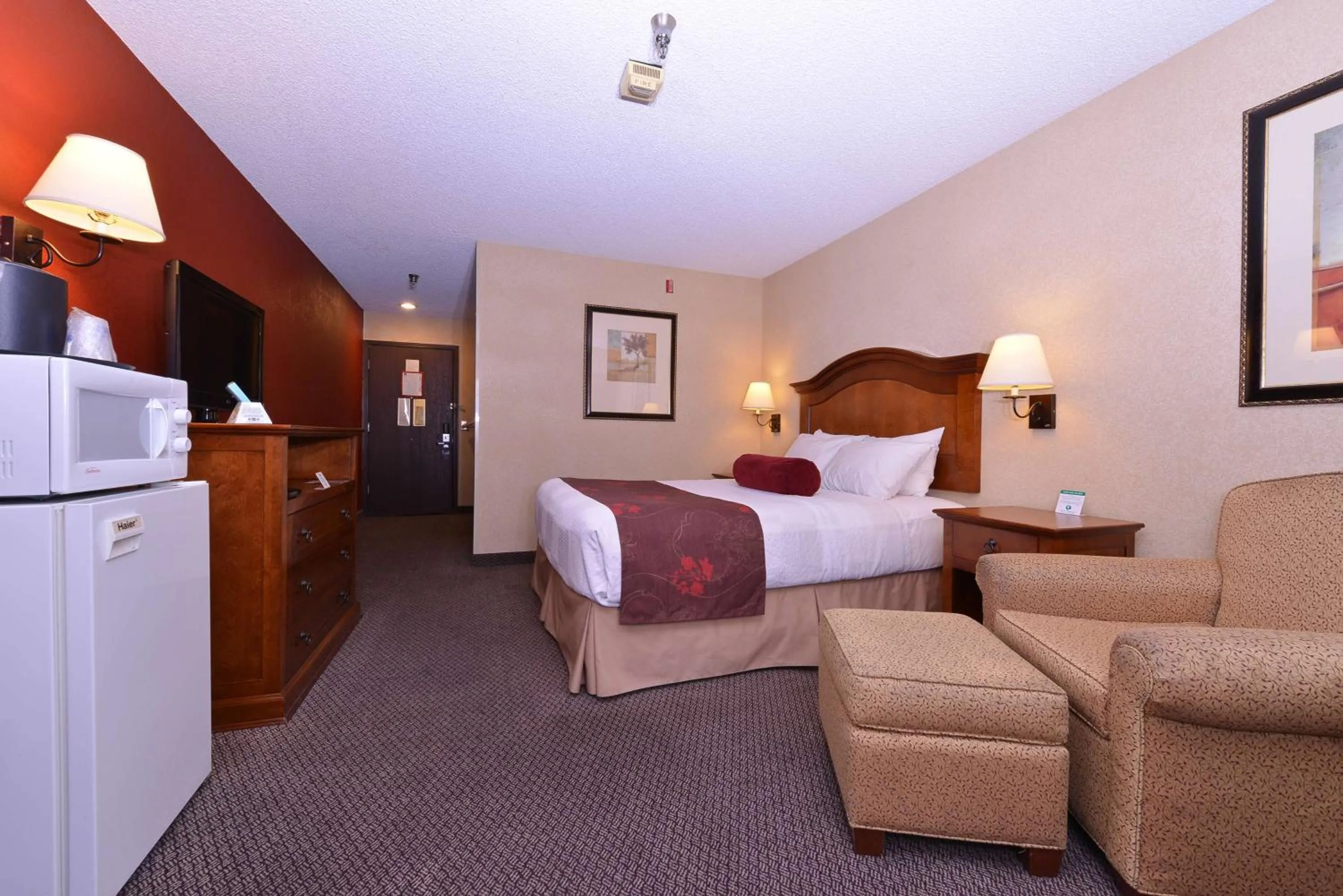 Photo of the whole room, Bed in Best Western Plus Rama Inn