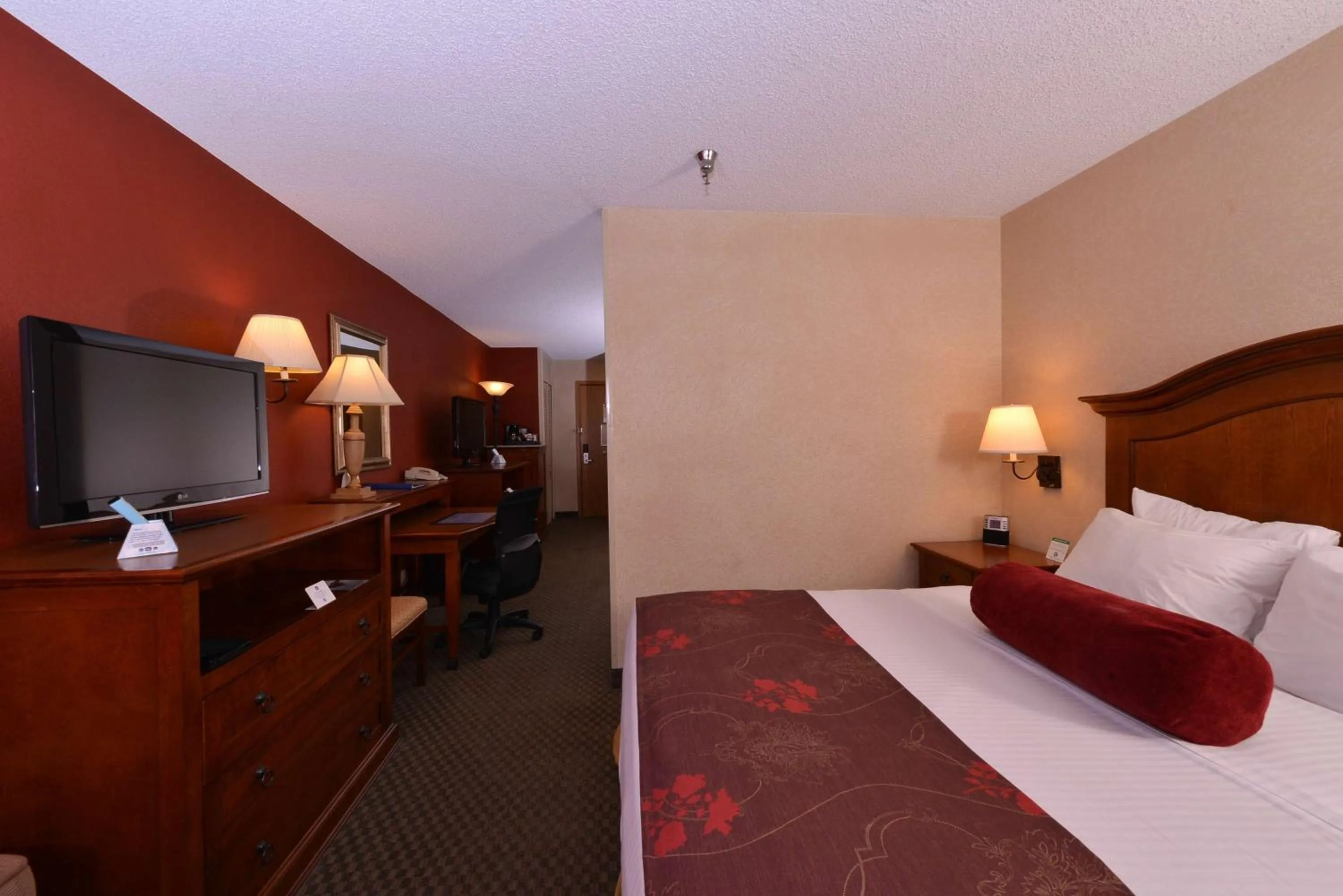 Photo of the whole room, Bed in Best Western Plus Rama Inn