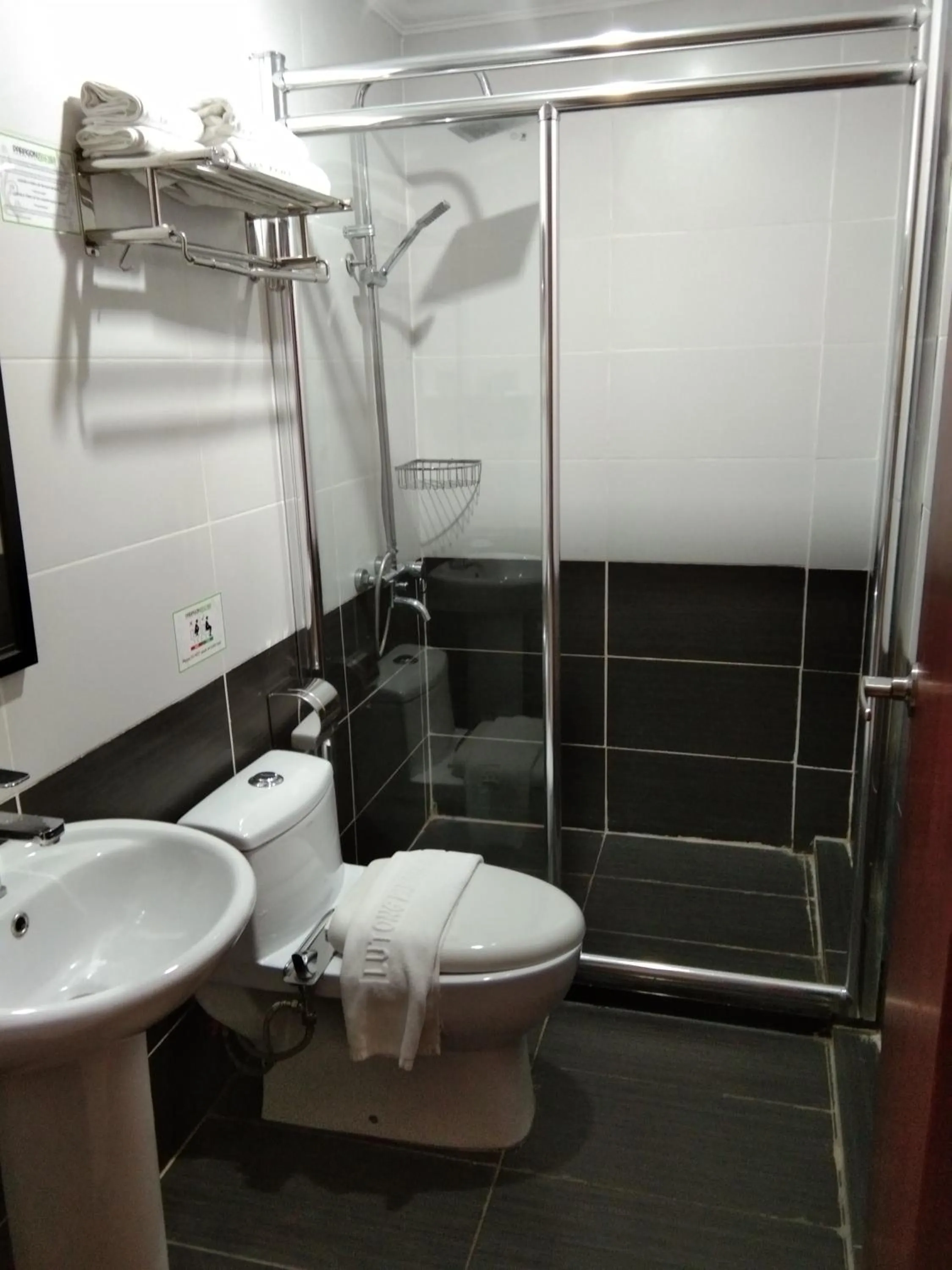 Toilet in Paragon Lutong Hotel