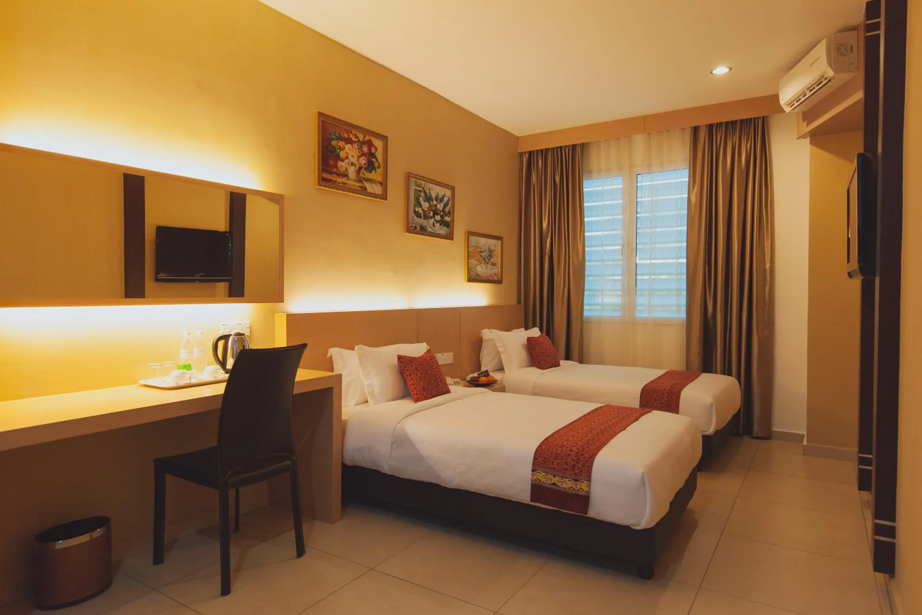 Bedroom, Bed in Paragon Lutong Hotel