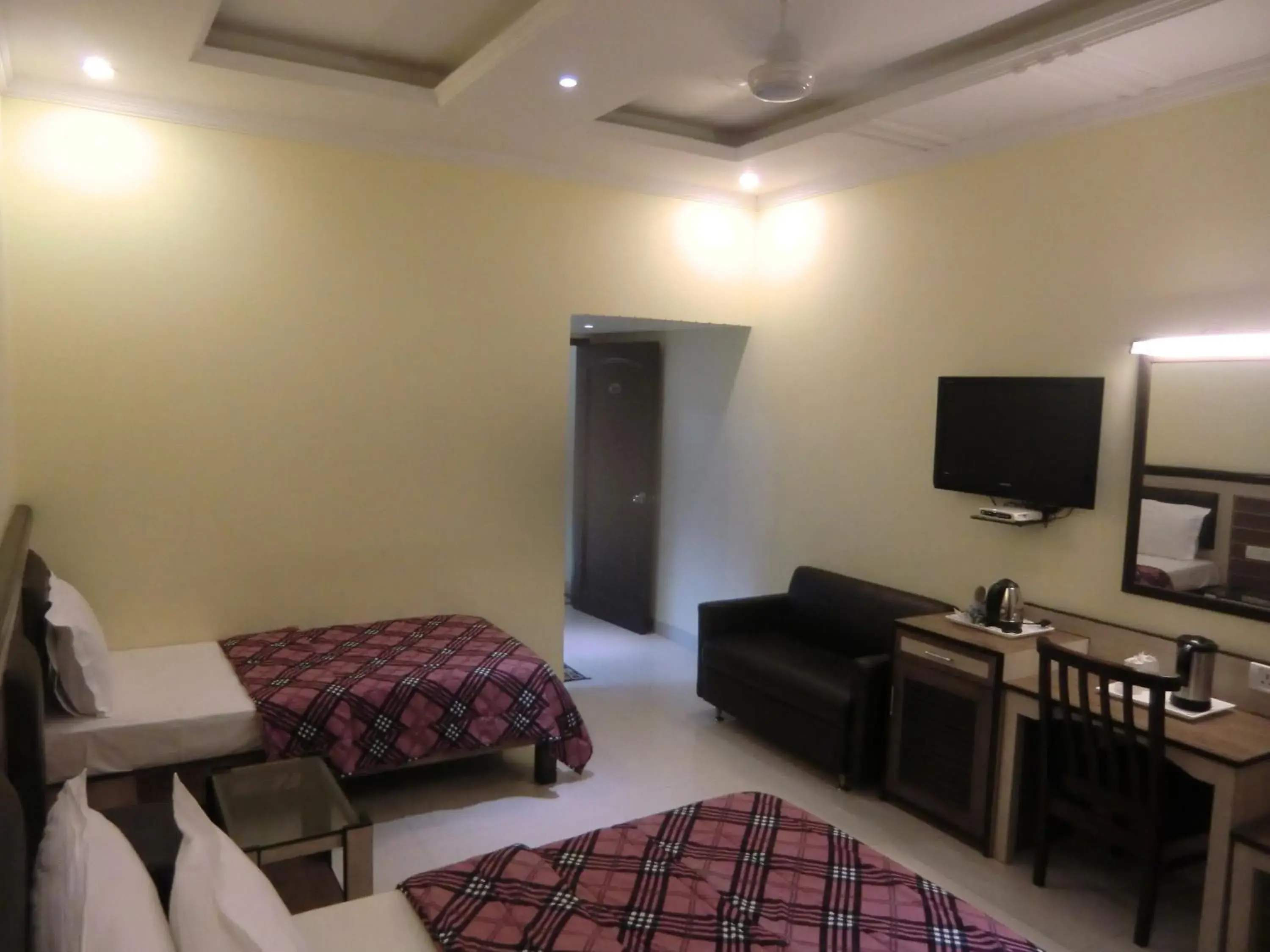 TV and multimedia, Bed in Sarovar Regency TV and multimedia, Bed in Sarovar Regency