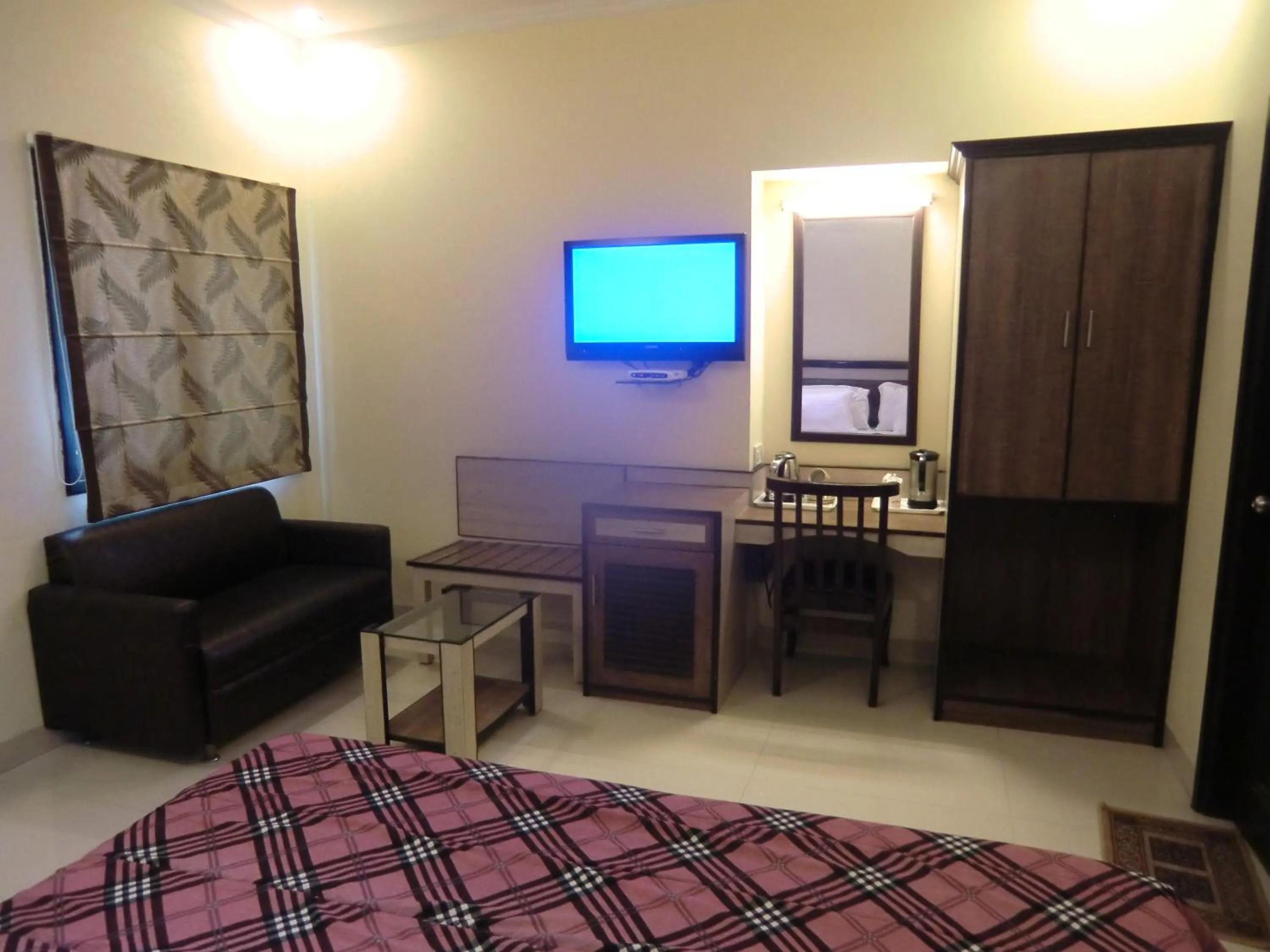 Coffee/tea facilities, Bed in Sarovar Regency