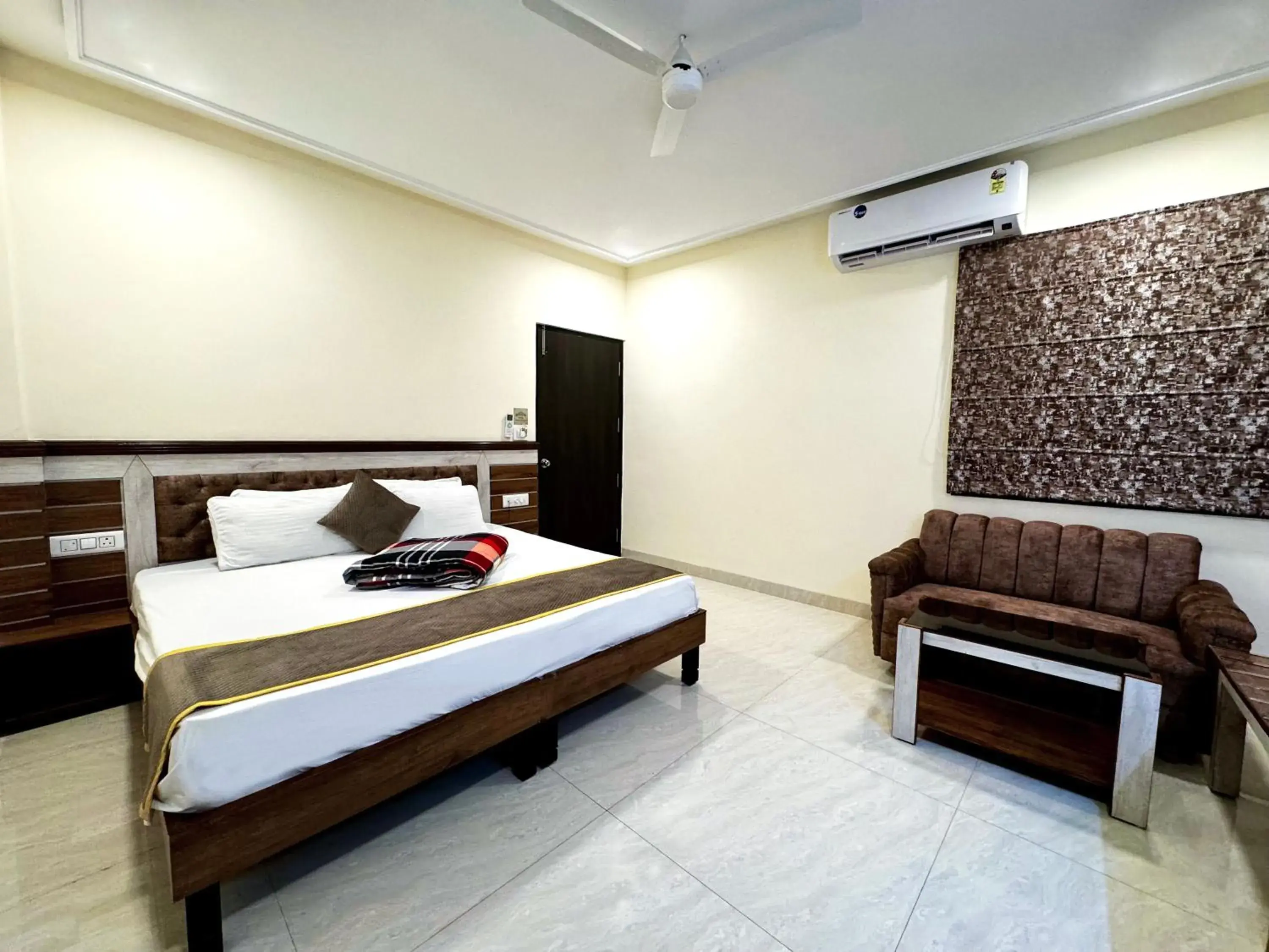 Bed in Sarovar Regency Bed in Sarovar Regency