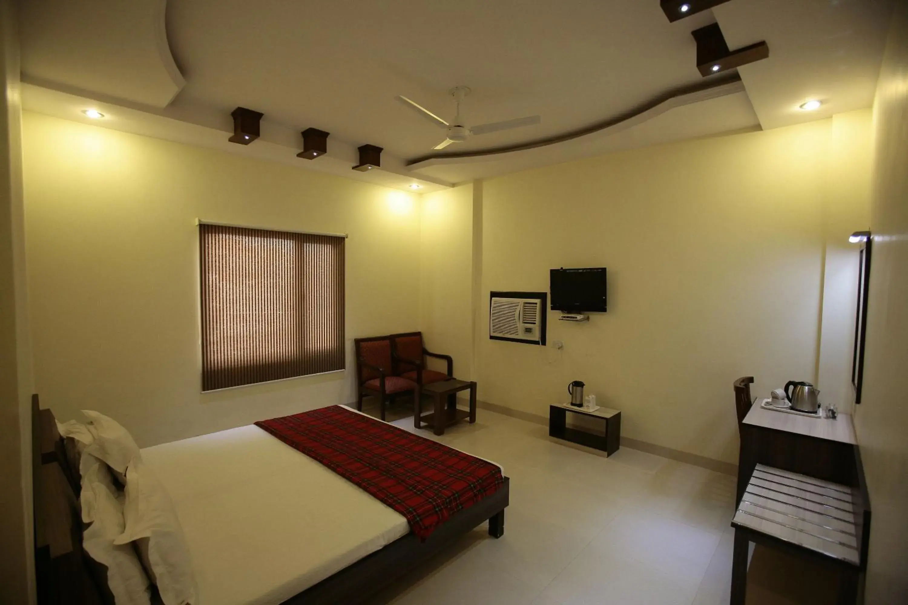 Shower, Bed in Sarovar Regency Shower, Bed in Sarovar Regency