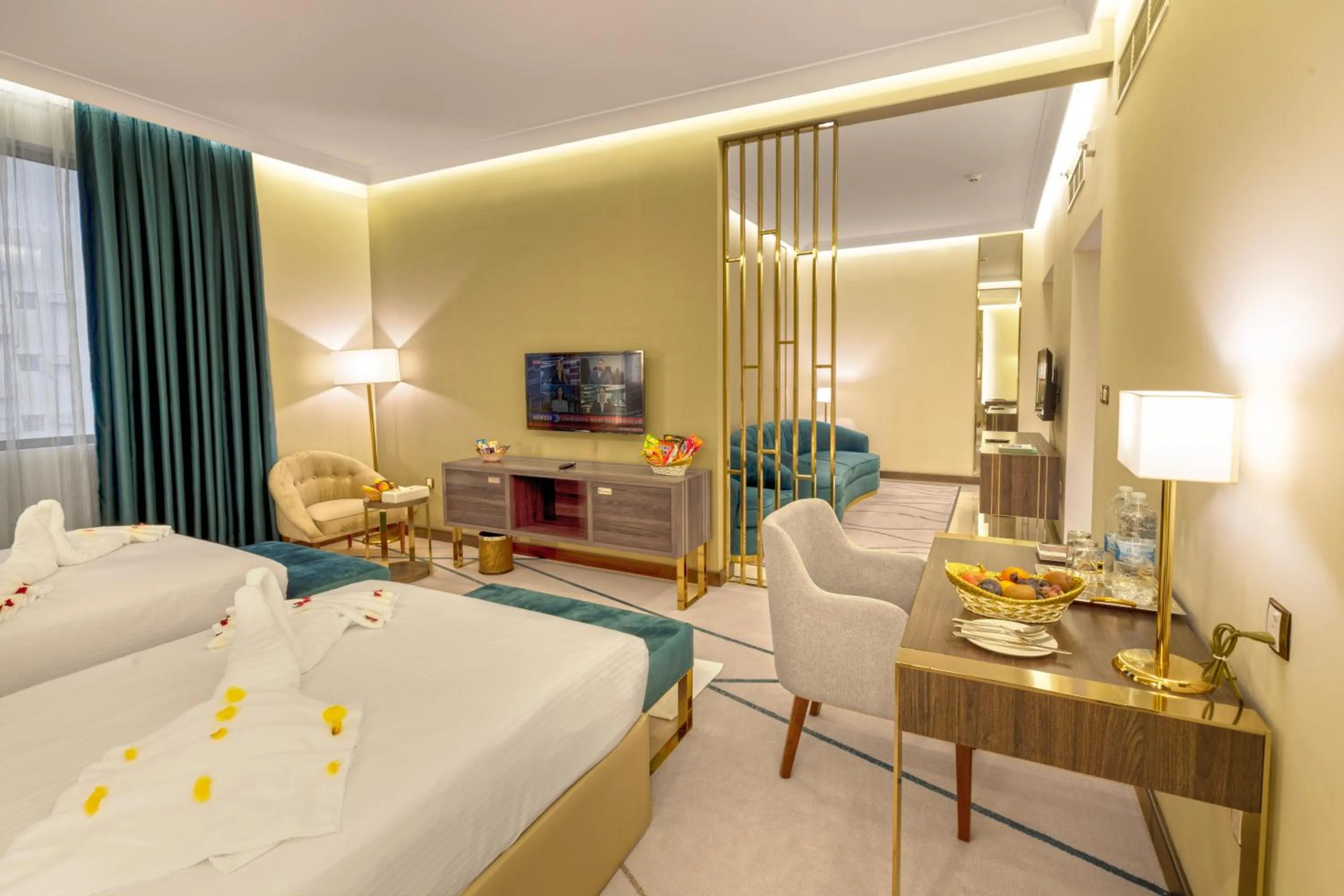 Living room, Bed in Green Park Hotel