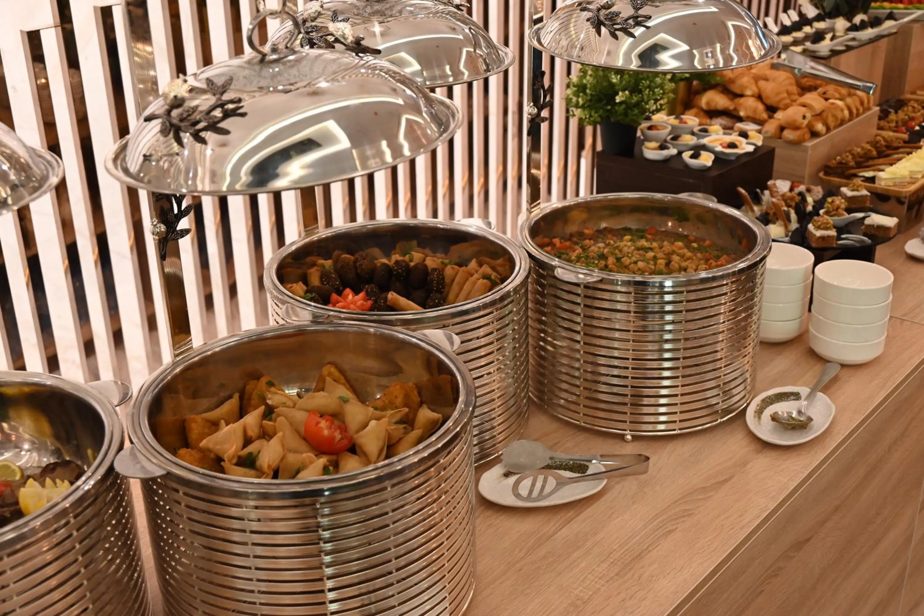 Restaurant/places to eat in Green Park Hotel