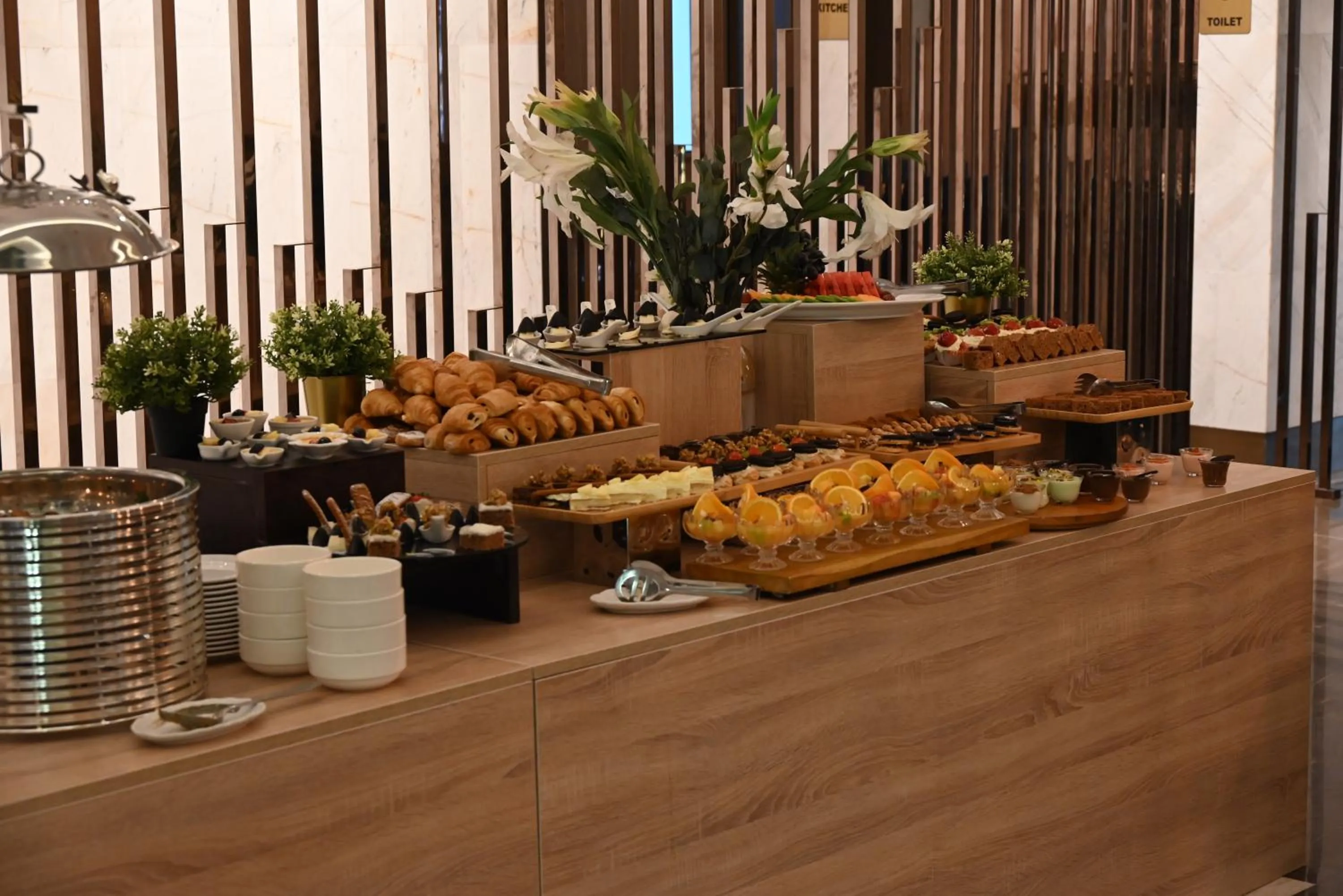 Restaurant/places to eat in Green Park Hotel