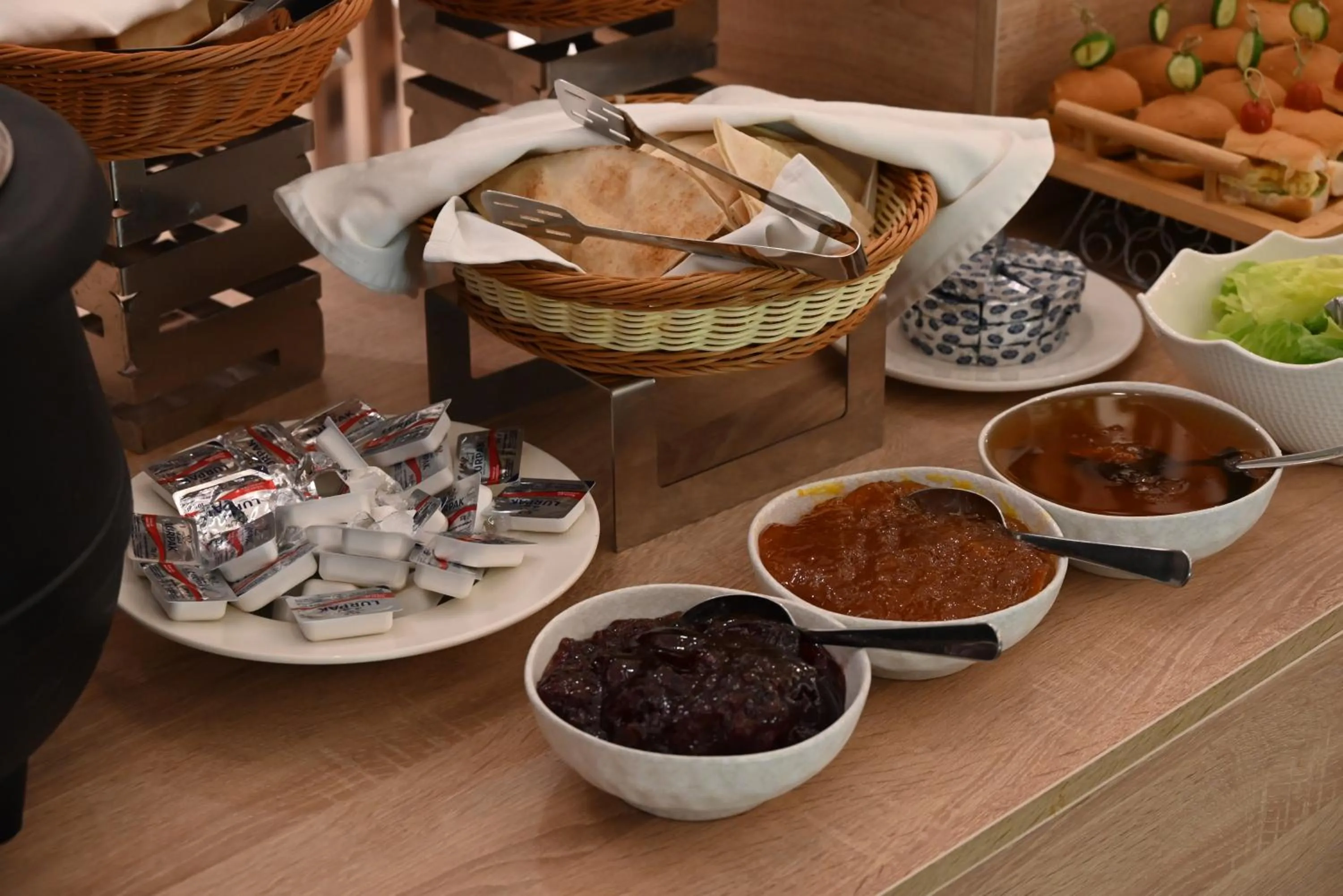 Restaurant/places to eat in Green Park Hotel