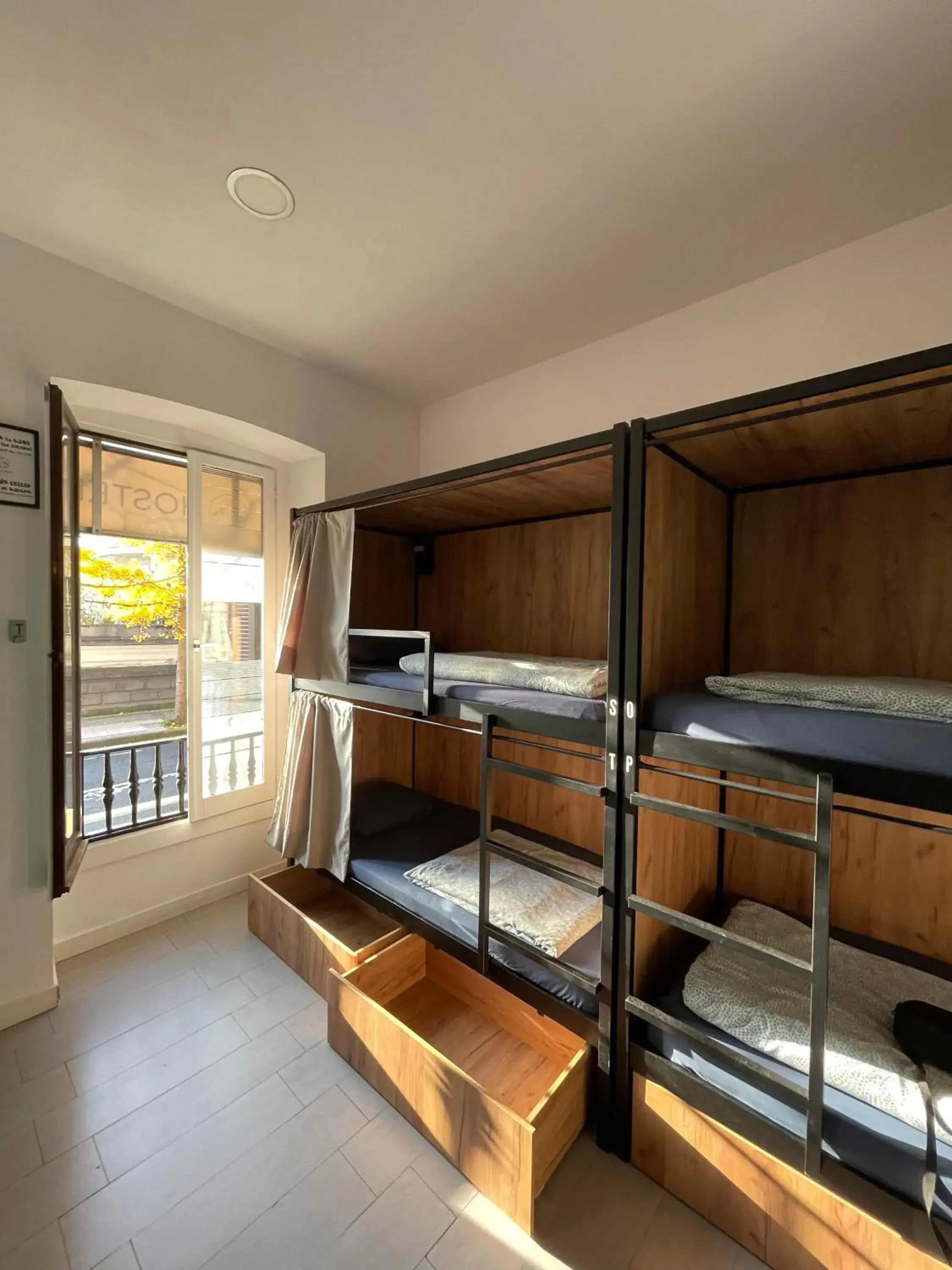 Bed in 8-Bed Mixed Dormitory Room in Downtown River Hostel Bed in 8-Bed Mixed Dormitory Room in Downtown River Hostel
